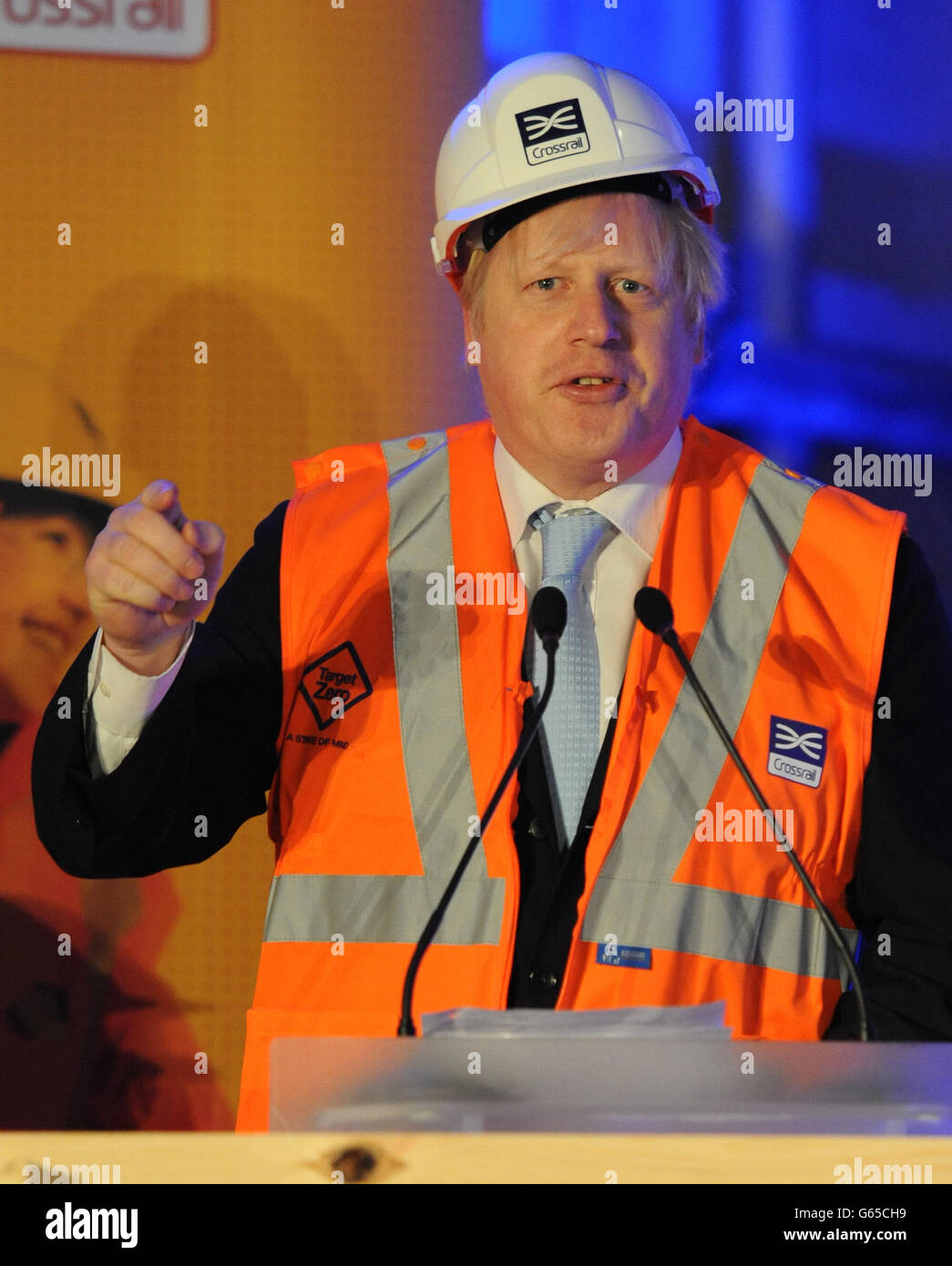 Il sindaco di Londra Boris Johnson segna la rottura della macchina di tunneling orientale da 1000 tonnellate, chiamata Elizabeth, nella stazione di Canary Wharf mentre il lavoro continua sul progetto Crossrail a Londra. Foto Stock