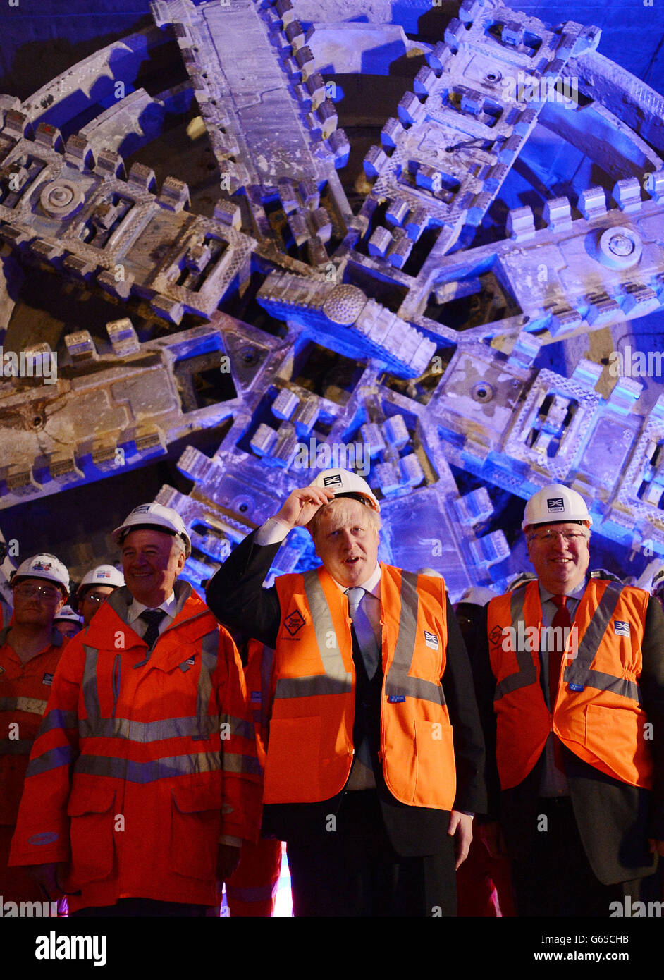 Il sindaco di Londra Boris Johnson e il segretario ai trasporti Patrick McLoughlin (a destra) segnano la rottura della macchina di tunneling orientale da 1000 tonnellate, chiamata Elizabeth, nella stazione di Canary Wharf mentre i lavori proseguono sul progetto Crossrail a Londra. Foto Stock