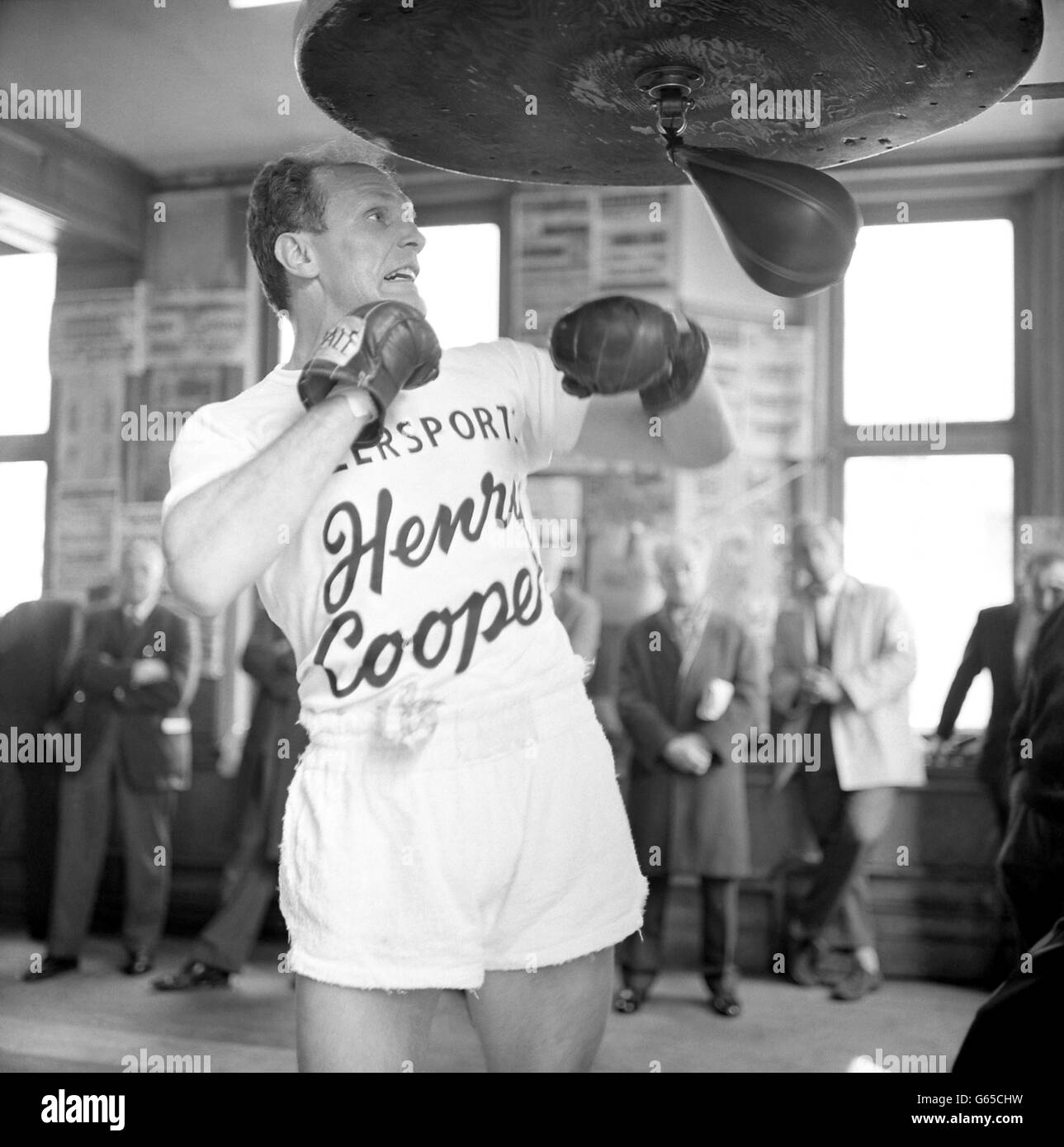 Pugilato - World Heavyweight Title Fight - Muhammad Ali v Henry Cooper - Henry Cooper Training -. Il campione britannico Henry Cooper si allena della palla di velocità prima della sua lotta con il campione del mondo americano Muhammad Ali. Foto Stock