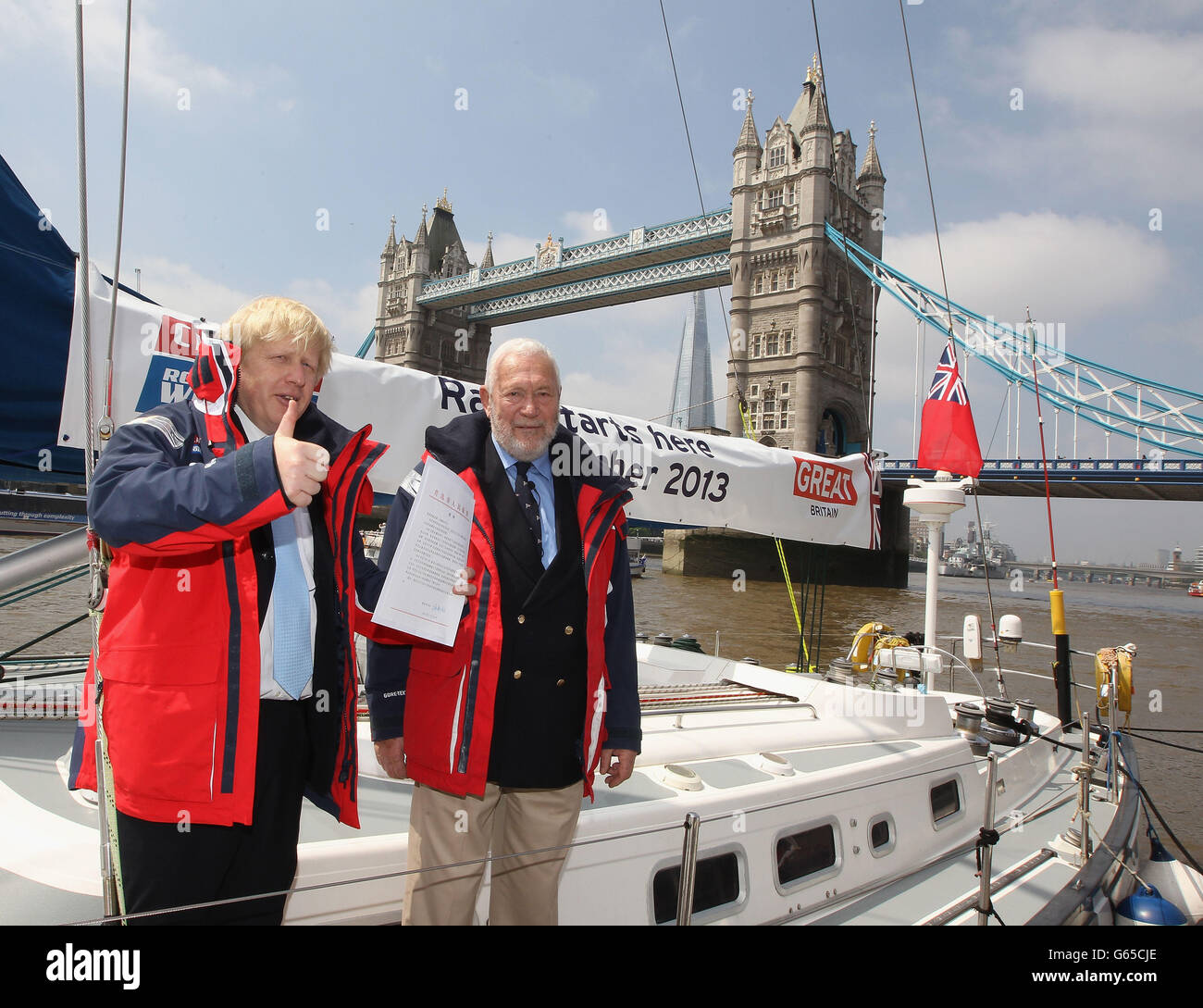 Il sindaco di Londra Boris Johnson e Sir Robin Knox-Johnston all'annuncio di Londra di ospitare l'inizio e la fine dell'edizione 2013-14 del Clipper Round The World Yacht Race, durante una telefonata a Londra. Foto Stock