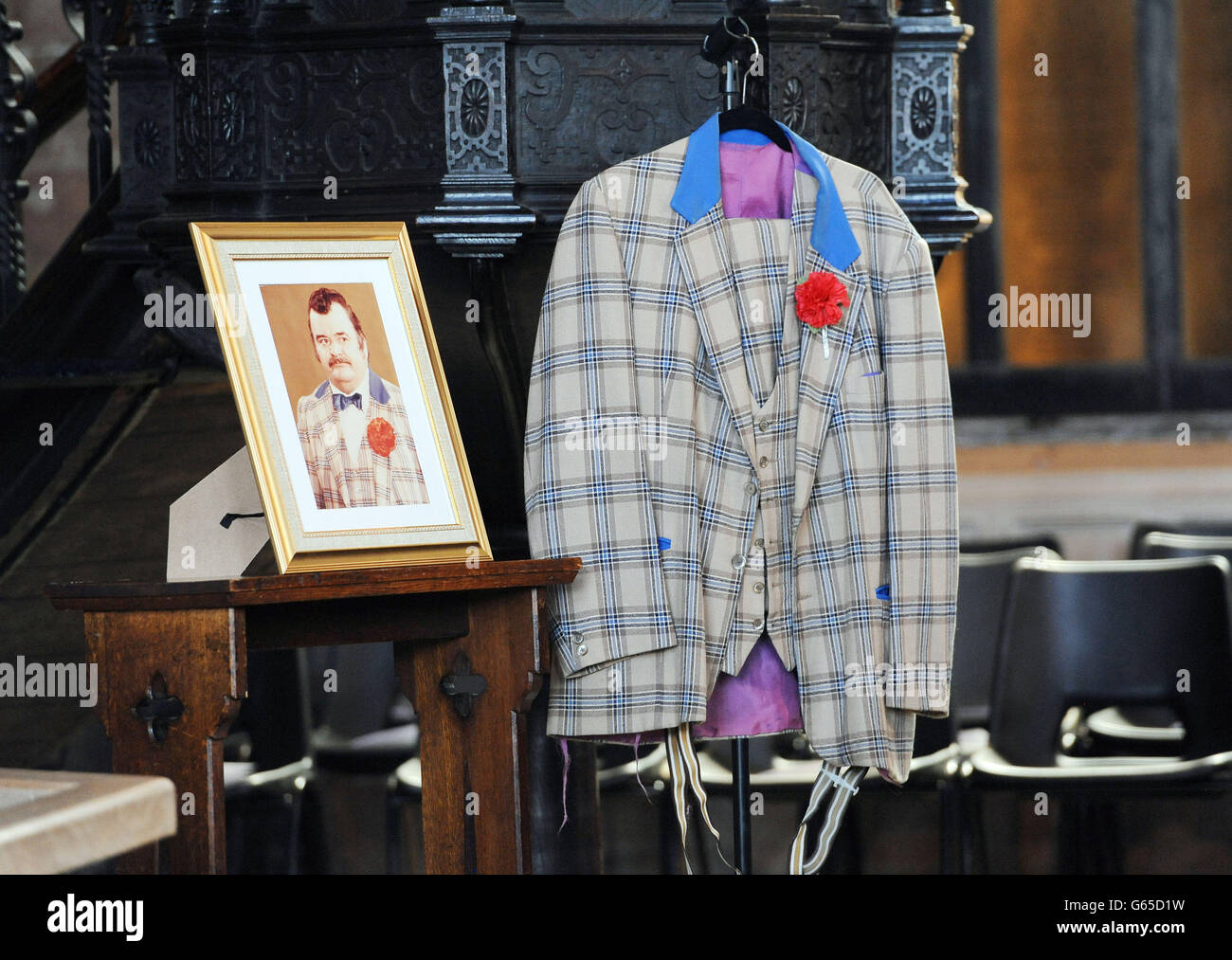 I vestiti indossati dall'attore Paul Shane nel suo ruolo come Ted Bovis in  Hi-De-Hi in mostra durante il suo servizio funebre a Rotherham Minster Foto  stock - Alamy