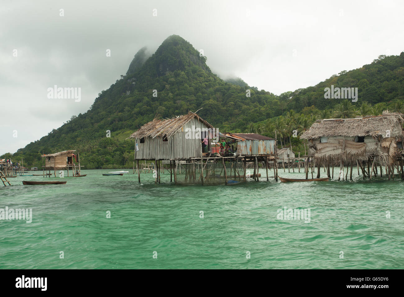 Semporna,Sabah Malaysia - 18 Maggio 2016 : il campo della vita e dell'ambiente del mare comunità zingare che vivono sull'isola Foto Stock