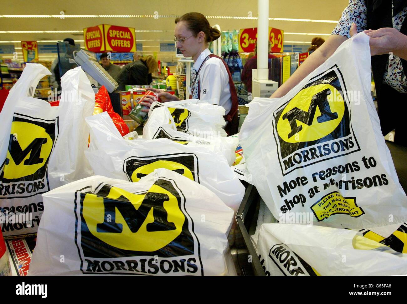 Il checkout nel Supermarket di Morrison a Winsford, il gigante di Cheshire Supermarket Sainsbury gatecrash rivale Morrisons ha concordato l'acquisizione di Safeway con i dettagli di una bumper 3.2 miliardi di offerta. 17/10/04:la catena di supermercati è di vendere fino a 120 dei suoi negozi più piccoli in un affare di 250 milioni con il gruppo rivale Somersfield, è stato riferito Domenica 17 2004 ottobre. Morrisons ha raccolto i punti vendita nell'acquisizione di Safeway da 3 miliardi di marzo, ma li ha ritenuti troppo piccoli per adattarsi alla sua strategia. L'accordo con Somerfield potrebbe essere annunciato giovedì, quando Bradford-based Morrisons è anche a causa di svelare Foto Stock
