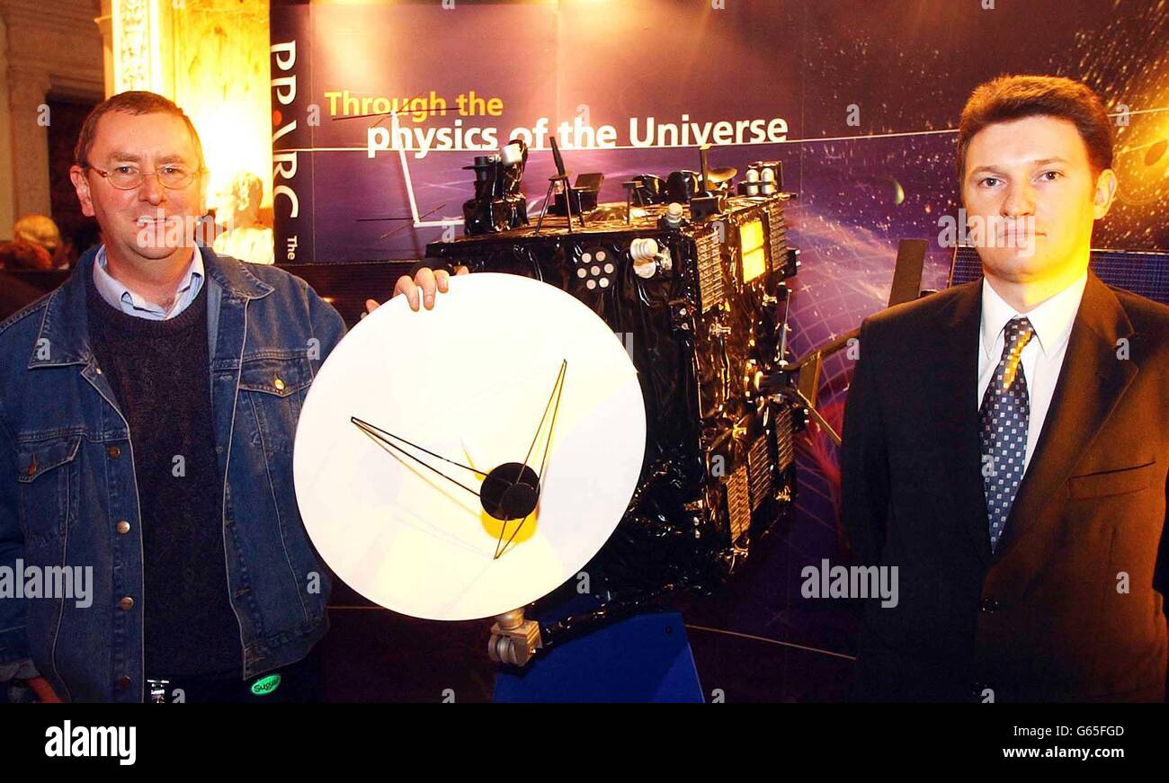 Il dottor Ian Wright (a sinistra) dell'Open University che sta conducendo un esperimento di Tolomeo, con Chris Carr dell'Imperial College che sta conducendo un esperimento al plasma, che farà parte della sonda spaziale Rosetta, in una conferenza stampa alla Royal Society nel centro di Londra, *... Il progetto Rosetta sarà lanciato più avanti questo mese, e inizierà un viaggio di 11 anni attraverso lo spazio, a Searcjh dell'origine del sistema solare. Il progetto intercetta la cometa Wirtanen nel 2011, dove orbiterà (un piccolo modello del quale è al centro del quadro) il nucleo schiererà un atterraggio Foto Stock