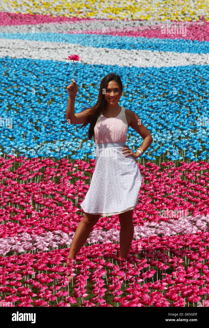 Myleene Klass si erge con uno dei 250,000 fiori con otto petali ciascuno per rappresentare i due milioni di bambini che muoiono di fame ogni anno, al Big IF London, Hyde Park, Londra. Foto Stock
