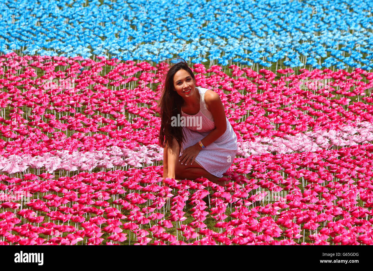 Myleene Klass con uno dei 250,000 fiori con otto petali ciascuno per rappresentare i due milioni di bambini che muoiono di fame ogni anno, al Big IF London, Hyde Park, Londra. Foto Stock