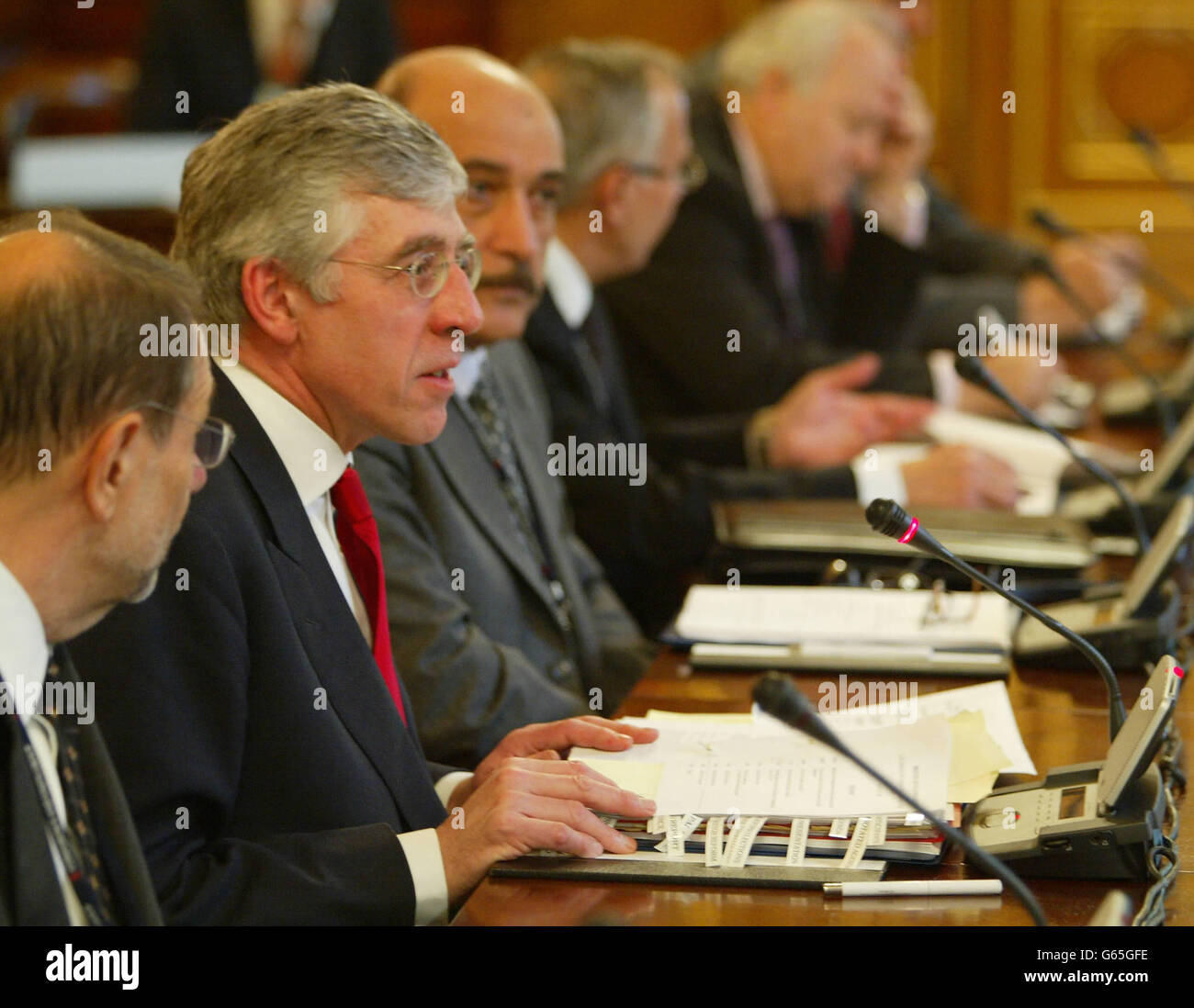 Il Ministro degli esteri britannico Jack Straw (seconda a sinistra) apre un incontro sulla riforma palestinese presso il Ministero degli Esteri britannico a Londra. I delegati palestinesi invitati alla riunione sono stati vietati al governo israeliano di viaggiare e avrebbero partecipato con un video. Foto Stock