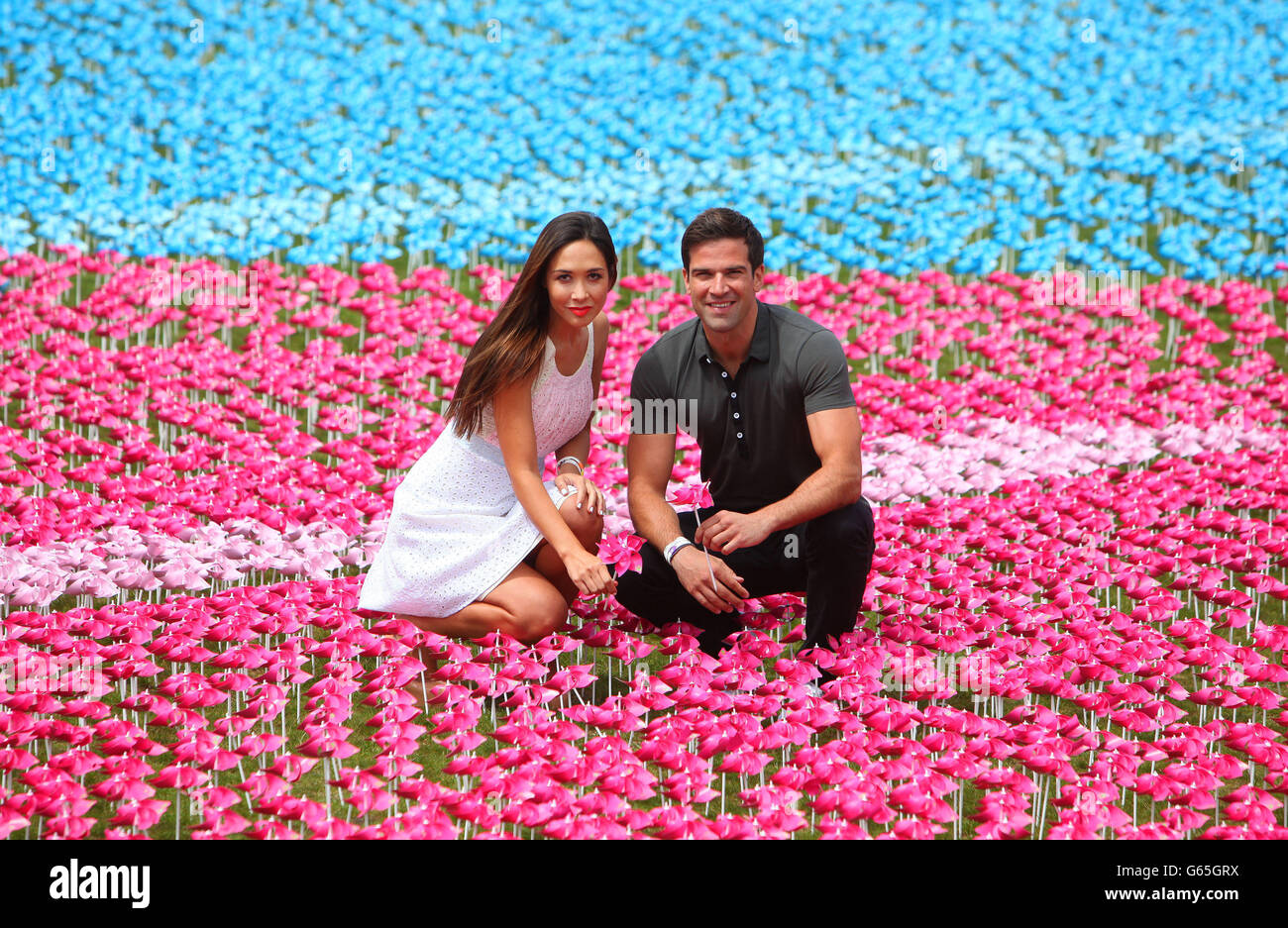 Myleene Klass e Gethin Jones si trovano all'interno di 250,000 fiori con otto petali ciascuno per rappresentare i due milioni di bambini che muoiono di fame ogni anno, al Big IF London, Hyde Park, Londra. Foto Stock