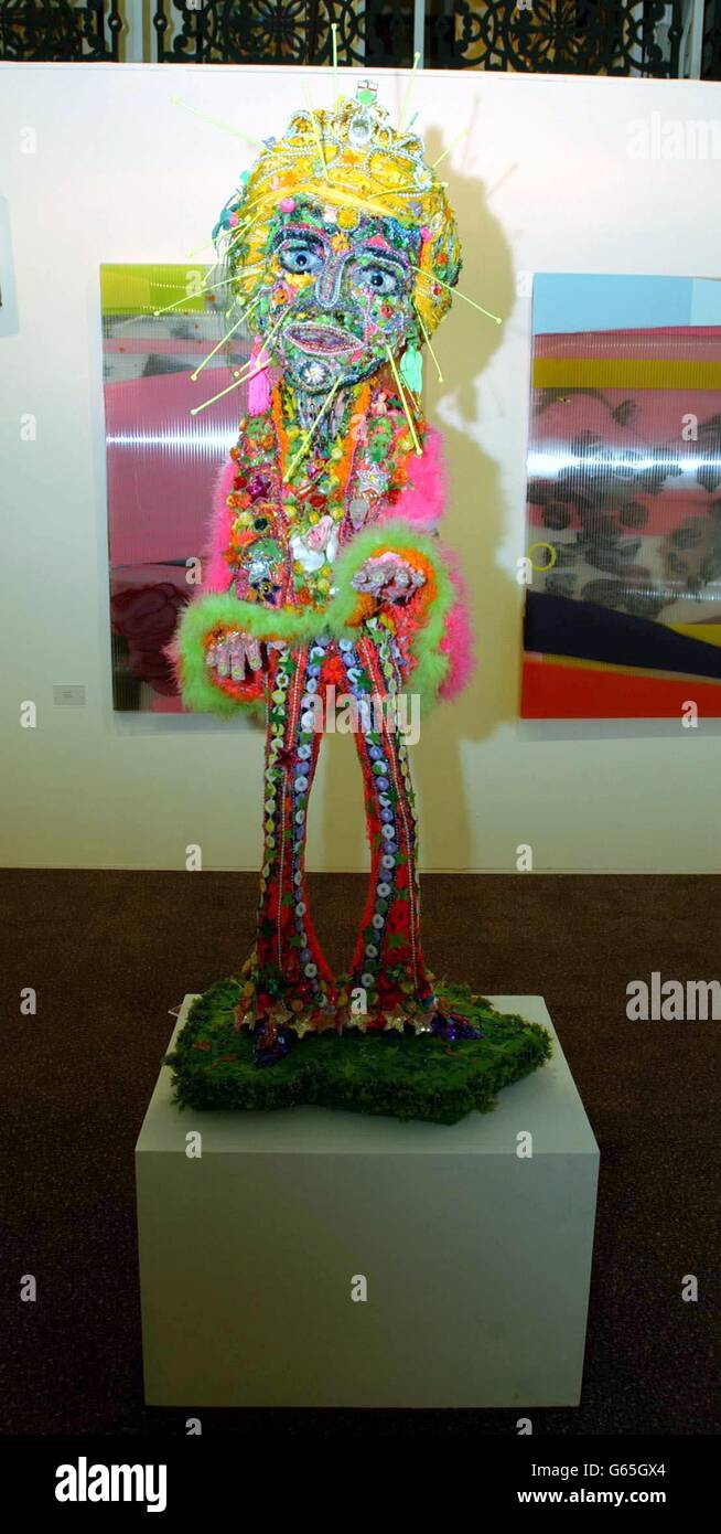 Una bambola voodoo di Diana, Principessa del Galles, alta circa 1,6 metri, dell'artista Hew Locke, durante la rassegna stampa di Art2003, la più grande fiera d'arte del Regno Unito, tenutasi presso il Business Design Center di Islington. Foto Stock