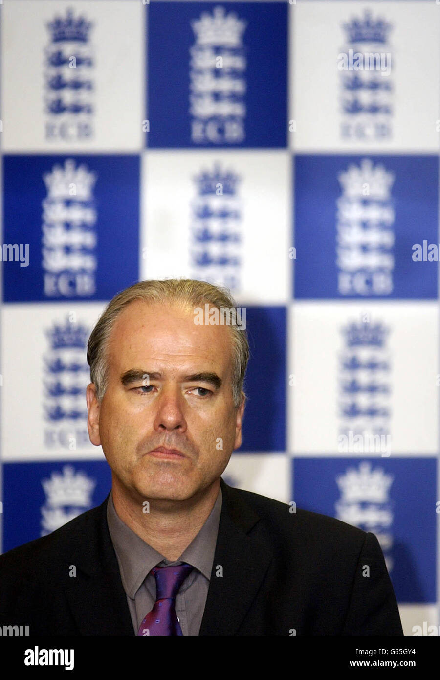 Tim Lamb, Chief Executive della BCE al Lords Cricket Ground di Londra. La BCE ha annunciato che la squadra inglese di cricket avrebbe giocato nello Zimbabwe durante la prossima Coppa del mondo di Cricket, nonostante le preoccupazioni politiche relative ai risultati del presidente Mugabe in materia di diritti umani. Foto Stock