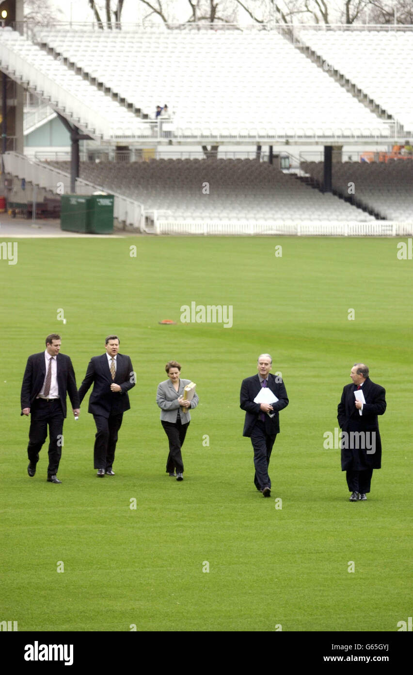 Tim Lamb, Chief Executive della BCE cammina di fronte al campo di Lords Cricket Ground, Londra affiancato dalla polizia. * la BCE ha annunciato che la squadra inglese di cricket avrebbe giocato nello Zimbabwe durante la prossima Coppa del mondo di Cricket, nonostante le preoccupazioni politiche relative al record dei diritti umani del presidente Mugabe. Foto Stock