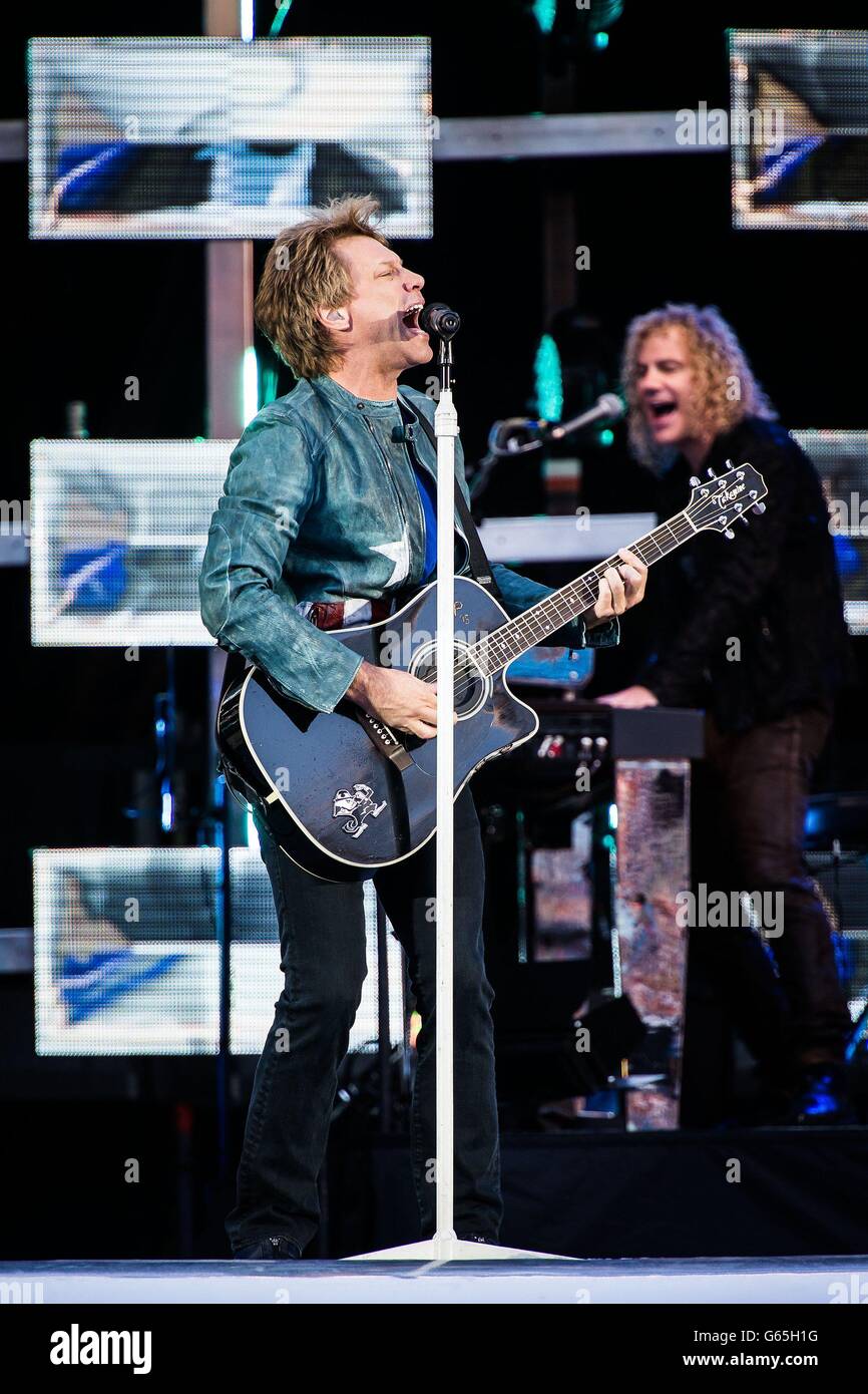 Bon Jovi si esibisce allo stadio Etihad di Manchester, la prima data britannica del tour mondiale 'because We Can' della band. Foto Stock