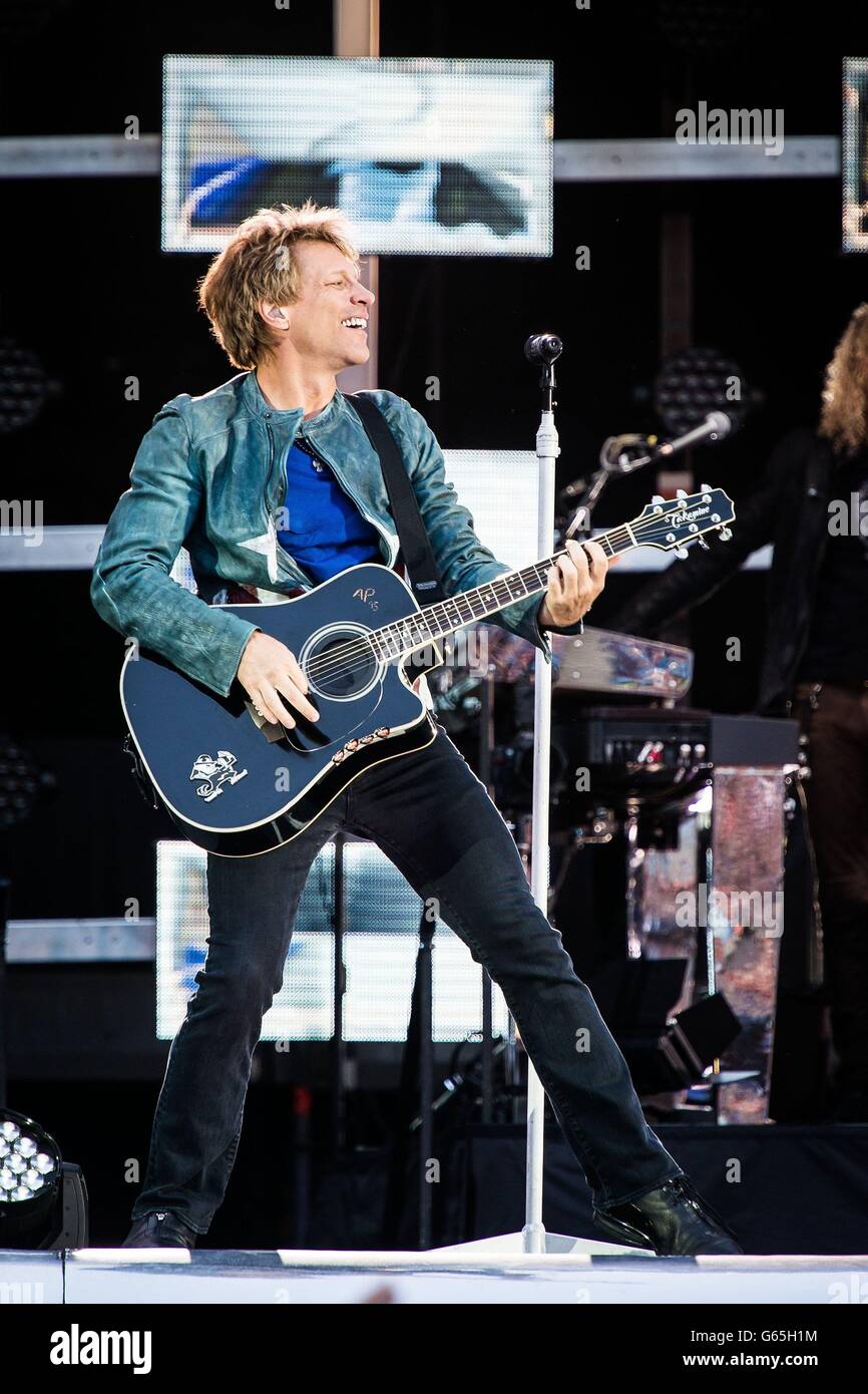Bon Jovi si esibisce allo stadio Etihad di Manchester, la prima data britannica del tour mondiale 'because We Can' della band. Foto Stock