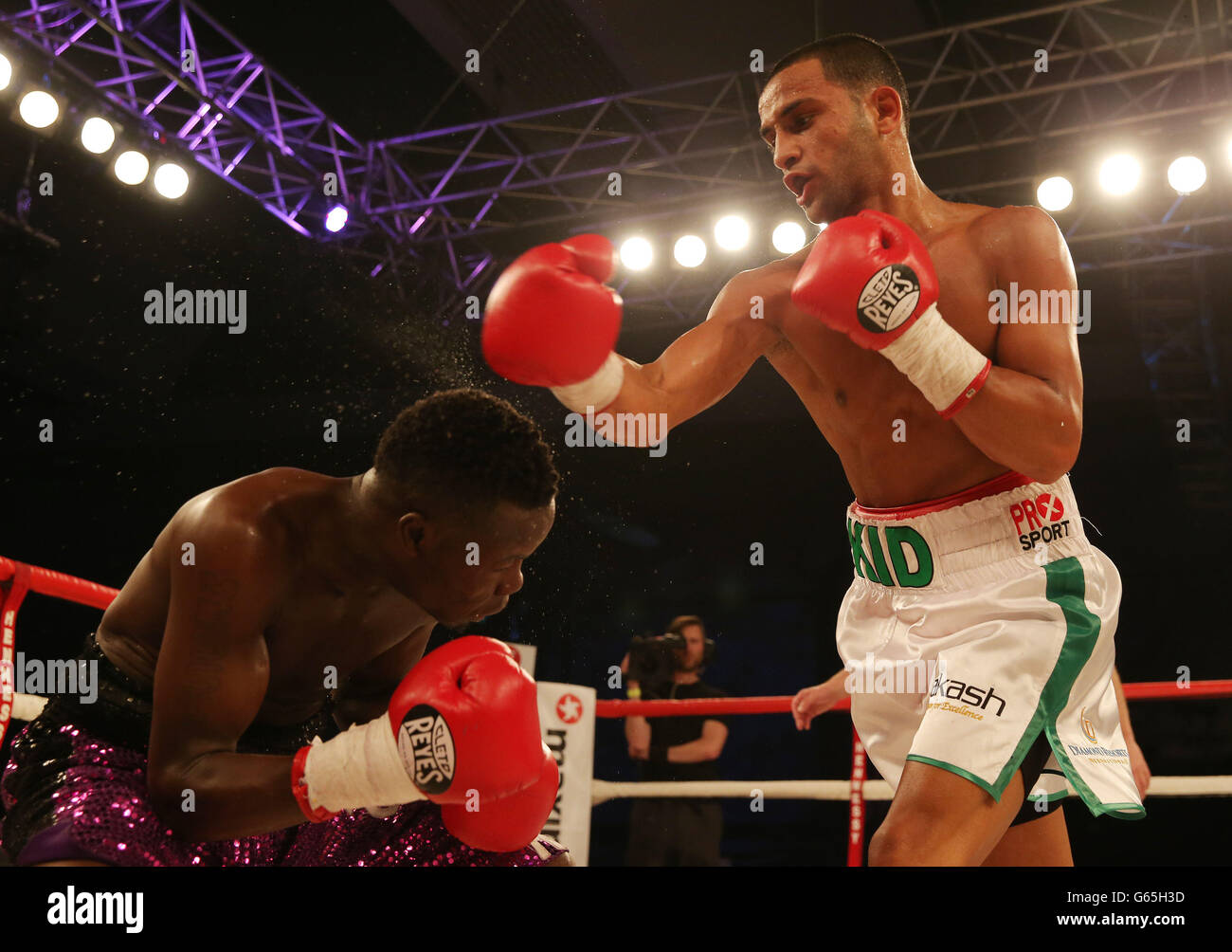 Kid Galahad (a destra) in azione vittoria su Isaac Nettey durante il bouottaggio dei pesi delle piume a Glow al Bluewater, Kent. Foto Stock