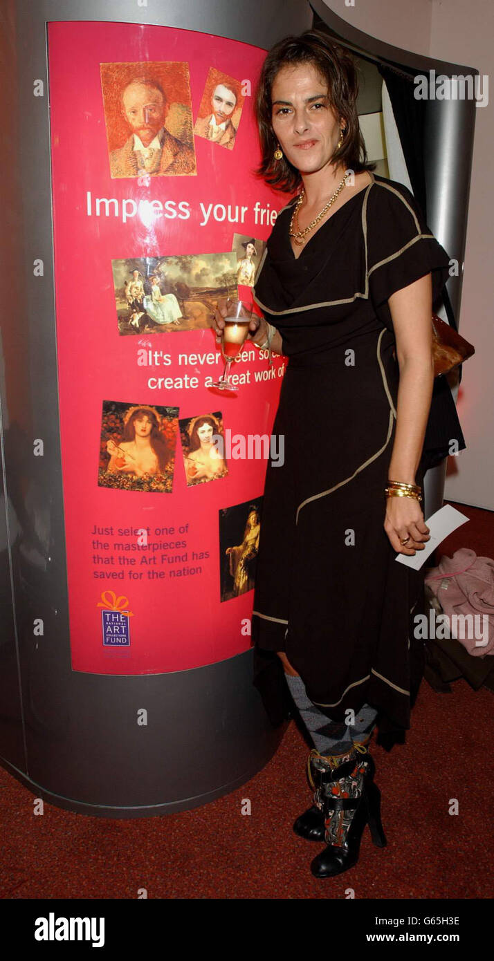 L'artista Tracey Emin dopo aver fatto la sua foto nello stand Photo-Me di Art Fund - che riproduce il proprio volto su adesivi o cartoline di dipinti famosi - durante la festa dell'anteprima dei Patroni per Art2003, la più grande fiera d'arte del Regno Unito. * ... presso il Business Design Center di Islington, a nord di Londra. Foto Stock