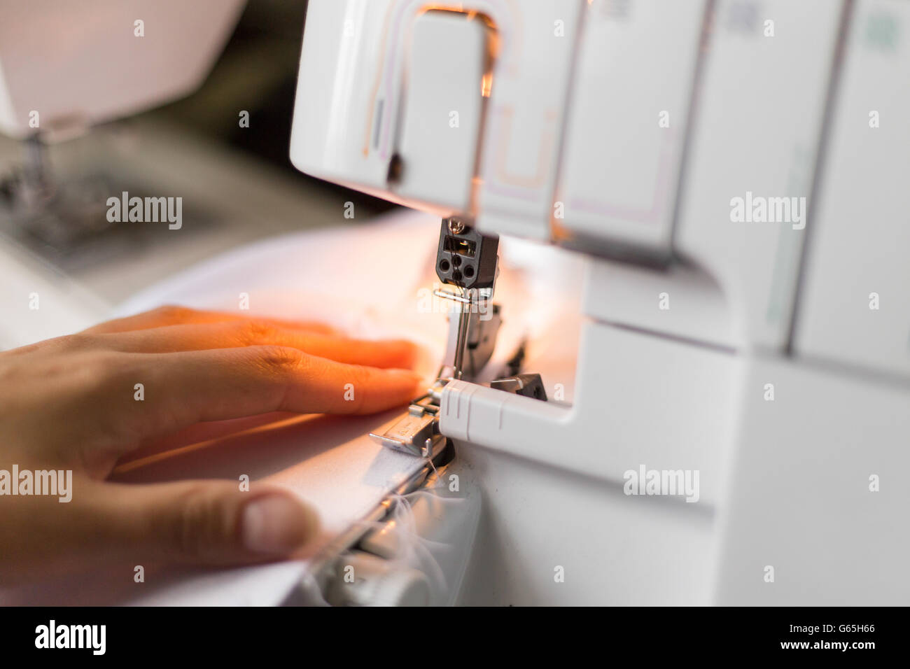 Taglia-e-cuci macchina da cucire Foto stock - Alamy