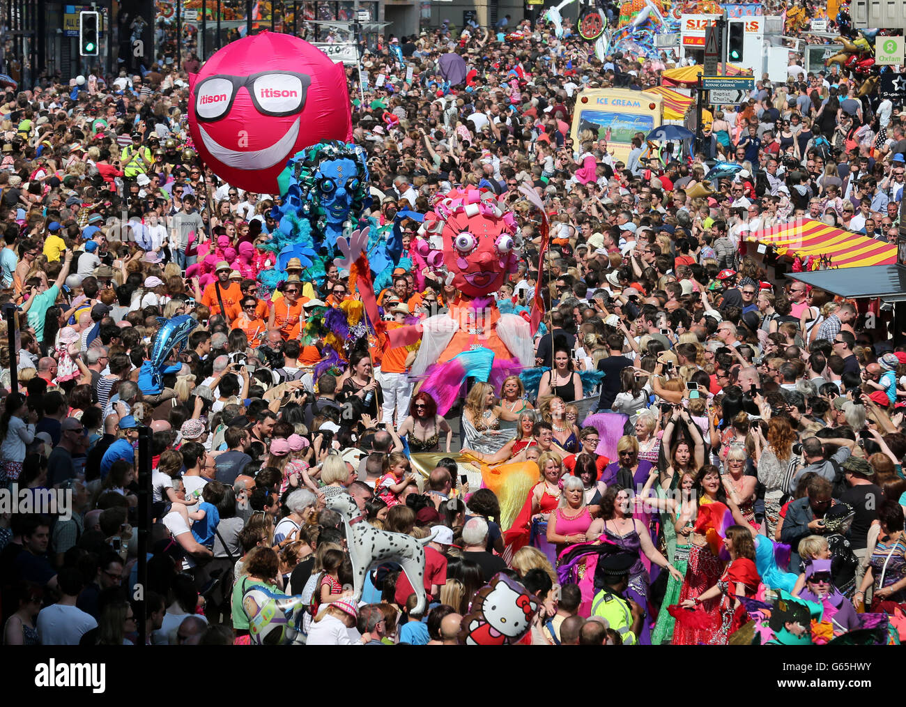 Sfilata di Mardis Gras guardata dalla folla su Byres Road a Glasgow. Circa 600 partecipanti si sono Uniti alla sfilata di strada per dare il via al West End Festival, dove si prevede che vi parteciperanno circa 70,000 persone. Foto Stock