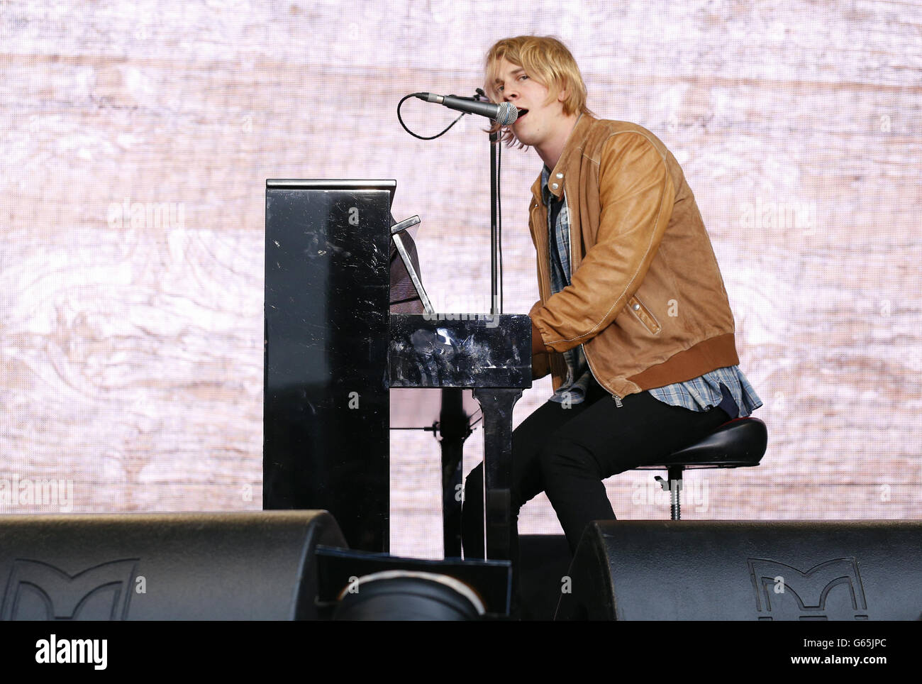 Tom Odell si esibisce al di fuori di Tate Modern, Londra, nell'ambito di una serie di eventi di musica dal vivo organizzati da agit8 per sensibilizzare i governi alla loro campagna per esercitare pressioni sui governi affinché pongano fine alla fame e alla povertà in vista del vertice del G8. Foto Stock