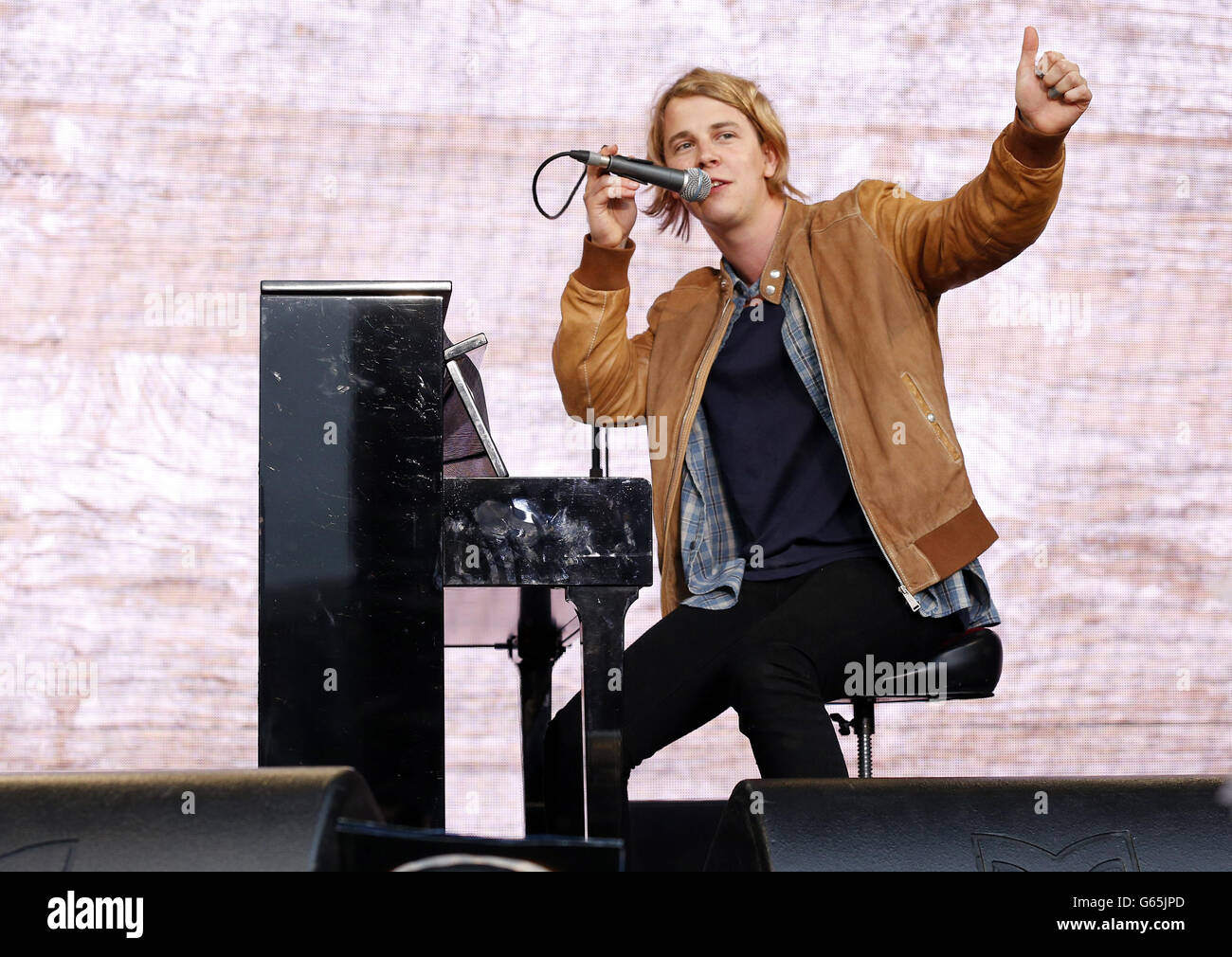 Tom Odell si esibisce al di fuori di Tate Modern, Londra, nell'ambito di una serie di eventi di musica dal vivo organizzati da agit8 per sensibilizzare i governi alla loro campagna per esercitare pressioni sui governi affinché pongano fine alla fame e alla povertà in vista del vertice del G8. Foto Stock