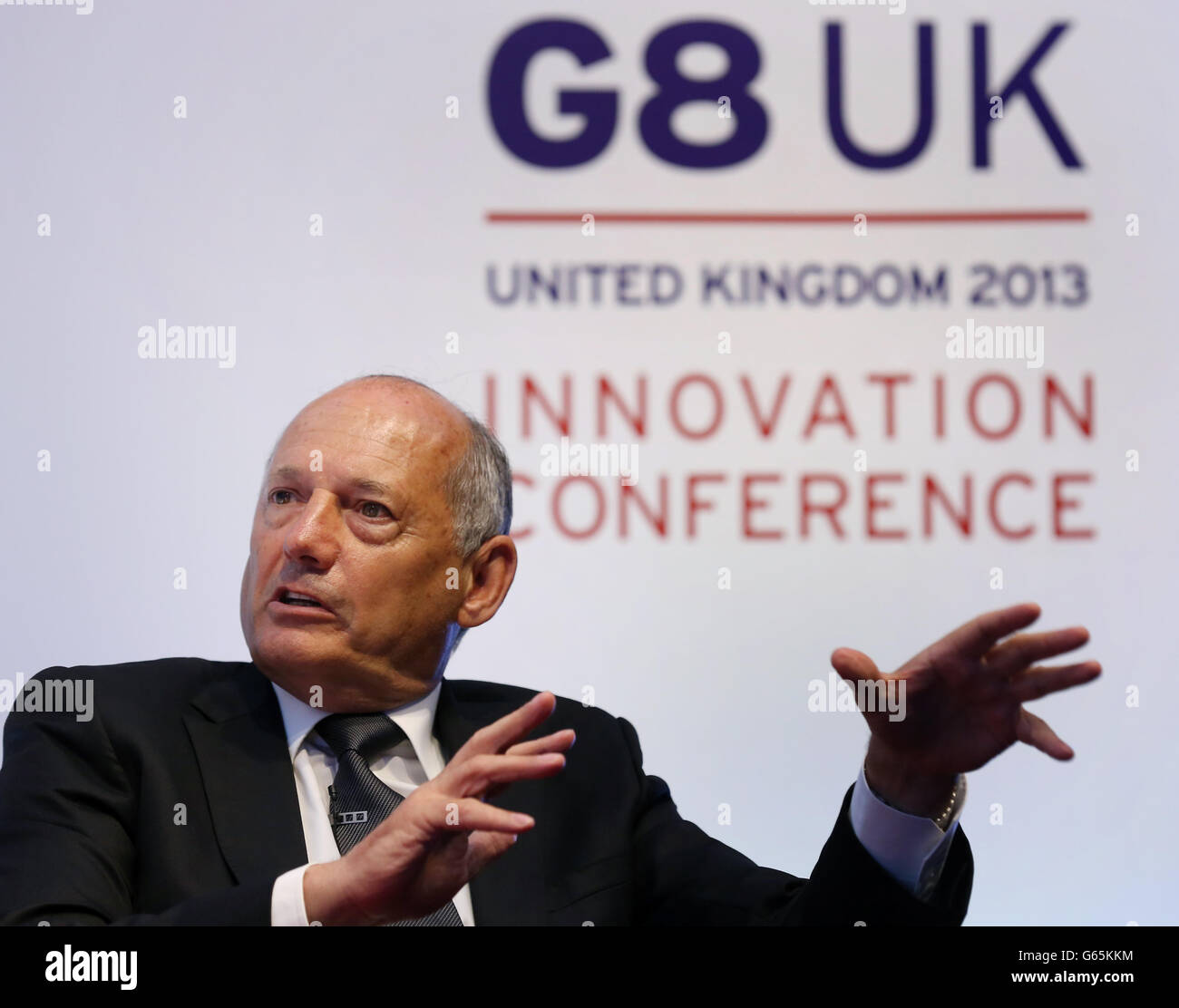Ron Dennis, Executive Chairman della McLaren Automotive e del McLaren Group, parla ai delegati durante il G8 Innovation Summit alla Siemens Crystal Building di Londra. Foto Stock