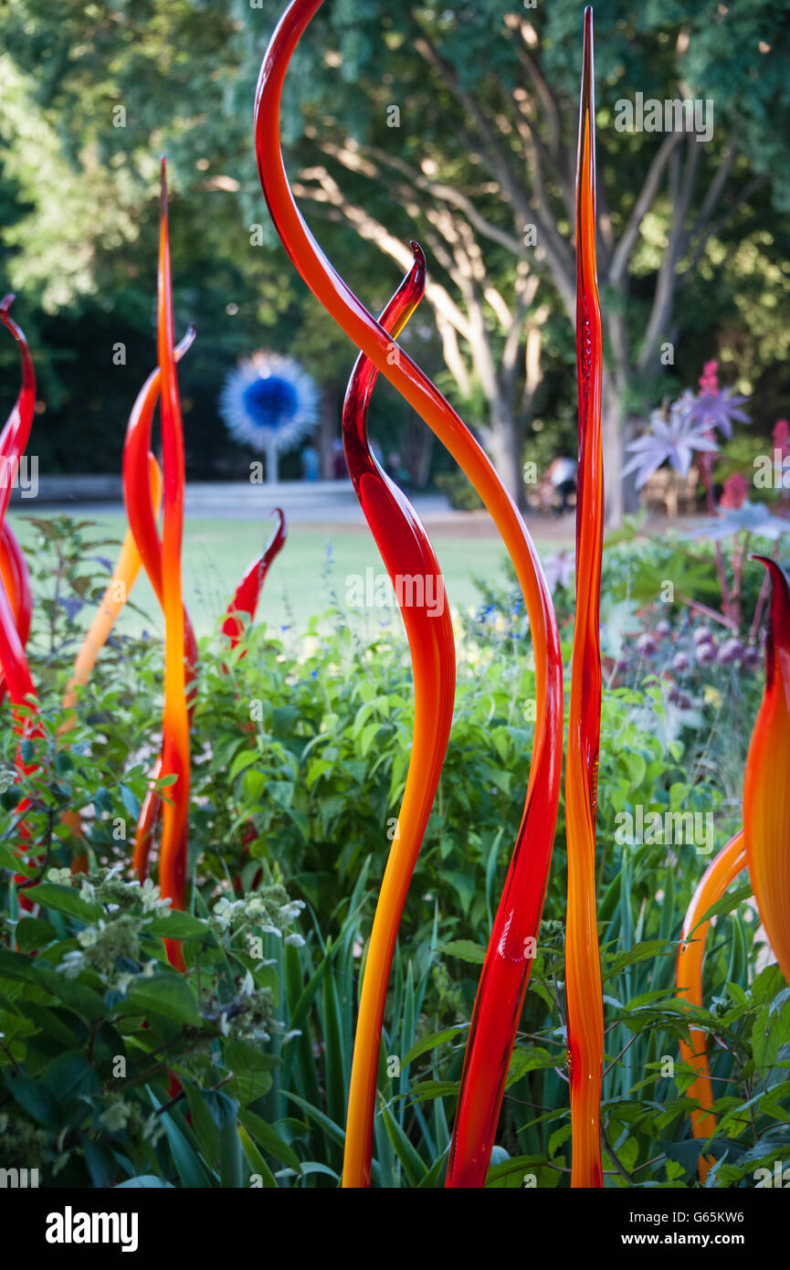 "Il Carmelo e rosso dei fiori di vetro colorato la scultura a Atlanta Giardino Botanico di Chihuly nel giardino presentano in Atlanta, Georgia. Foto Stock