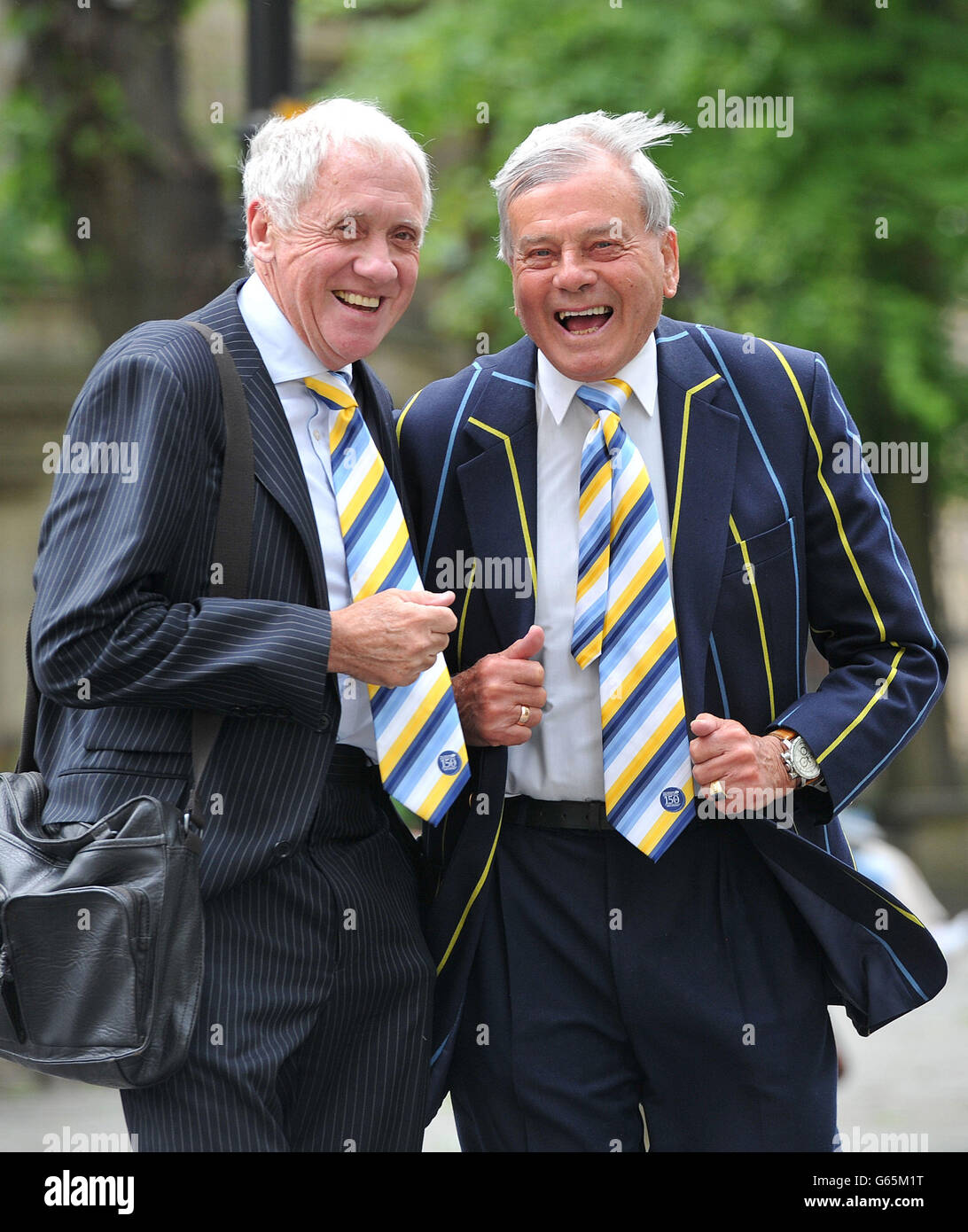 L'ex giocatore dello Yorkshire e il cricket umpire Dickie Bird il presentatore televisivo della BBC Harry gration arriva a York Minster per un servizio per segnare il 150° anniversario dello Yorkshire County Cricket Club. Foto Stock