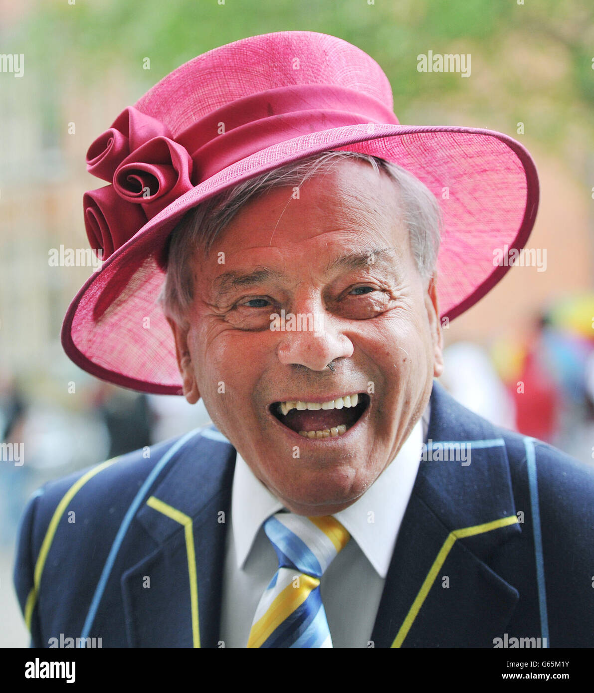 L'ex giocatore dello Yorkshire e l'umpire di cricket Dickie Bird prende in prestito un cappello da donna mentre arriva a York Minster per un servizio per segnare il 150 ° anniversario dello Yorkshire County Cricket Club. Foto Stock