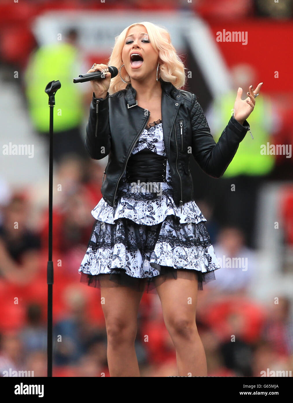 Calcio - Legends friendly Match - Manchester United Legends v Real Madrid Legends - Old Trafford. La pop star Amelia Lily si esibisce prima della partita Foto Stock