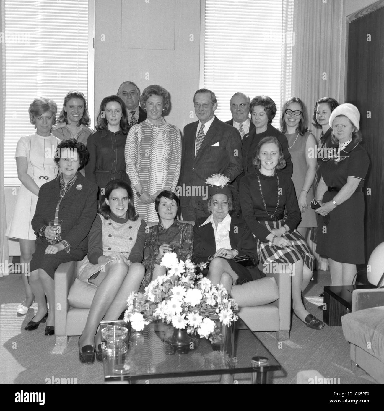 Sir Martin Wilkinson, centro, presidente della Borsa, con il vicepresidente George Loveday, sinistra e il vicepresidente Kenneth Crabbe, con le prime donne ad essere elette come membri. Sono: La signora Jane Barrie, la signorina Hazel Brown, la signorina Isabel Drummond, la signorina Anthea Gaukroger, la signorina Audrey Geddes, Sig.ra Louise Peachey, sig.ra Neville Priestman, sig.ra Elisabeth Rivers-Bulkeley, sig.ra Patricia Rogers, sig.ra Hilary Root, Edna Stokes, Ellen Winser e Muriel Wood. Foto Stock