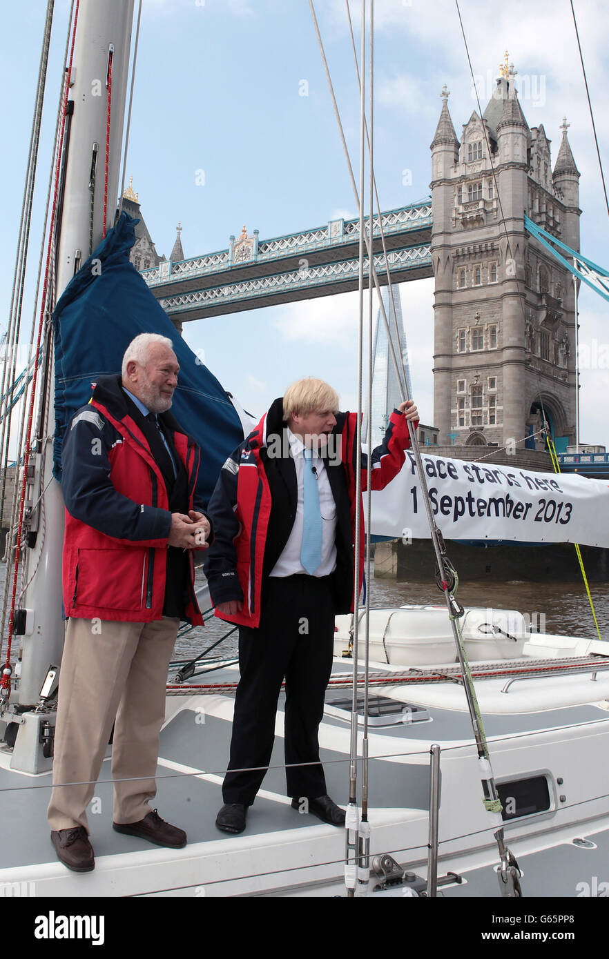 Il sindaco di Londra Boris Johnson e Sir Robin Knox-Johnston all'annuncio di Londra di ospitare l'inizio e la fine dell'edizione 2013-14 del Clipper Round The World Yacht Race, durante una telefonata a Londra. Foto Stock