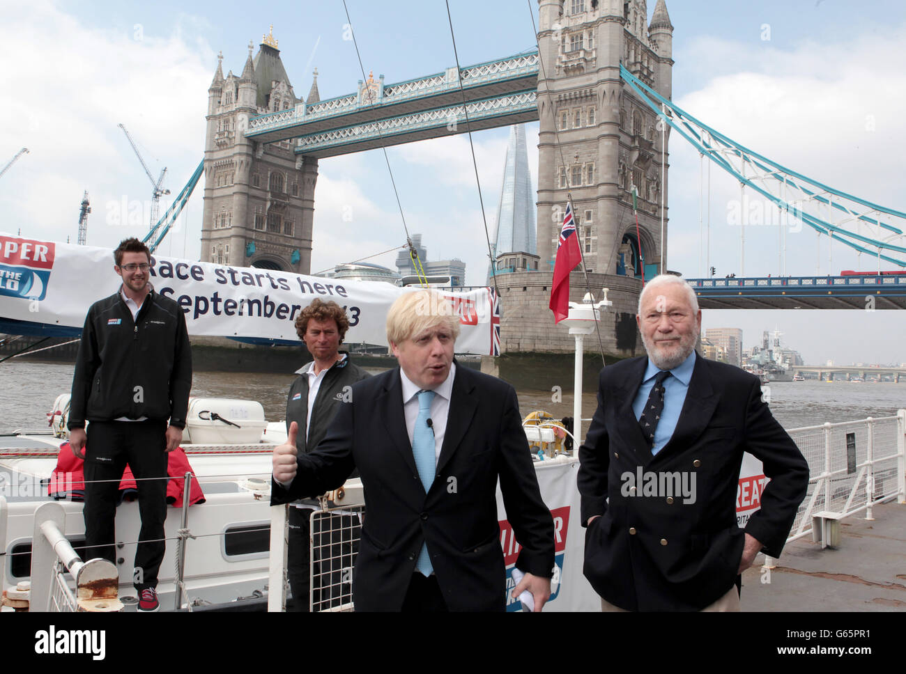 Il sindaco di Londra Boris Johnson e Sir Robin Knox-Johnston all'annuncio di Londra di ospitare l'inizio e la fine dell'edizione 2013-14 del Clipper Round The World Yacht Race, durante una telefonata a Londra. Foto Stock