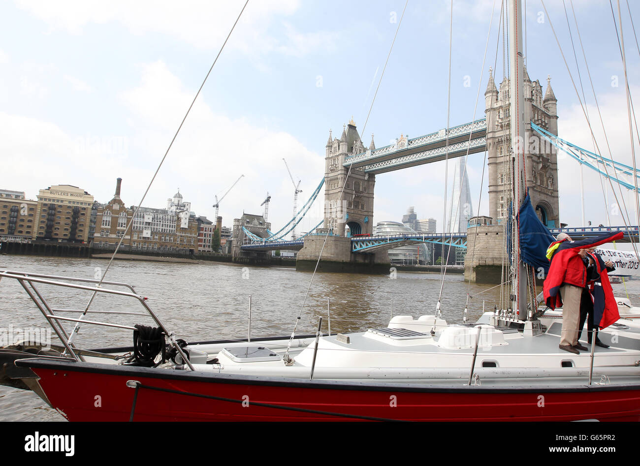 Il sindaco di Londra Boris Johnson e Sir Robin Knox-Johnston all'annuncio di Londra di ospitare l'inizio e la fine dell'edizione 2013-14 del Clipper Round The World Yacht Race, durante una telefonata a Londra. Foto Stock