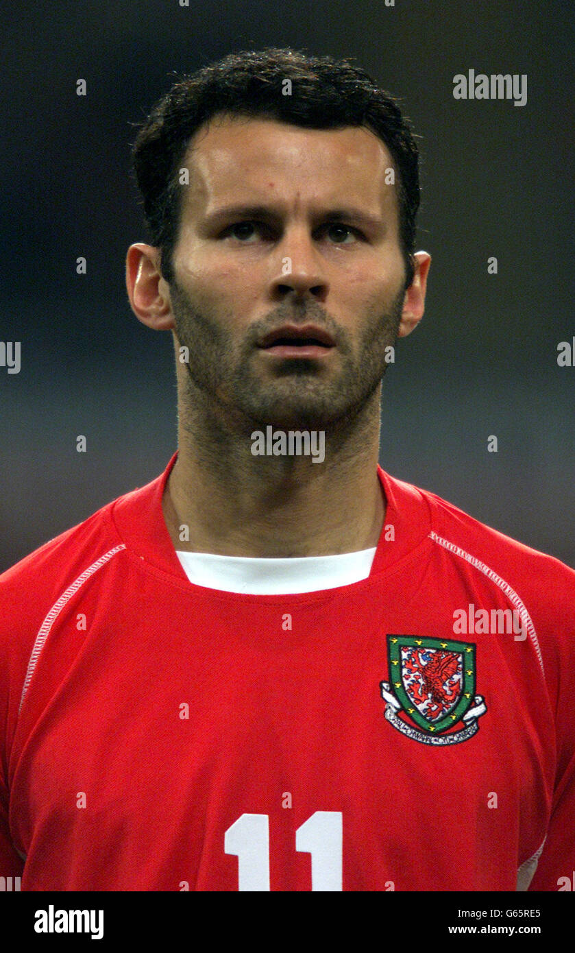 Ryan Gigi del Galles prima della partita di qualificazione Euro 2004 di stasera contro l'Italia al Millennium Stadium di Cardiff. Foto Stock