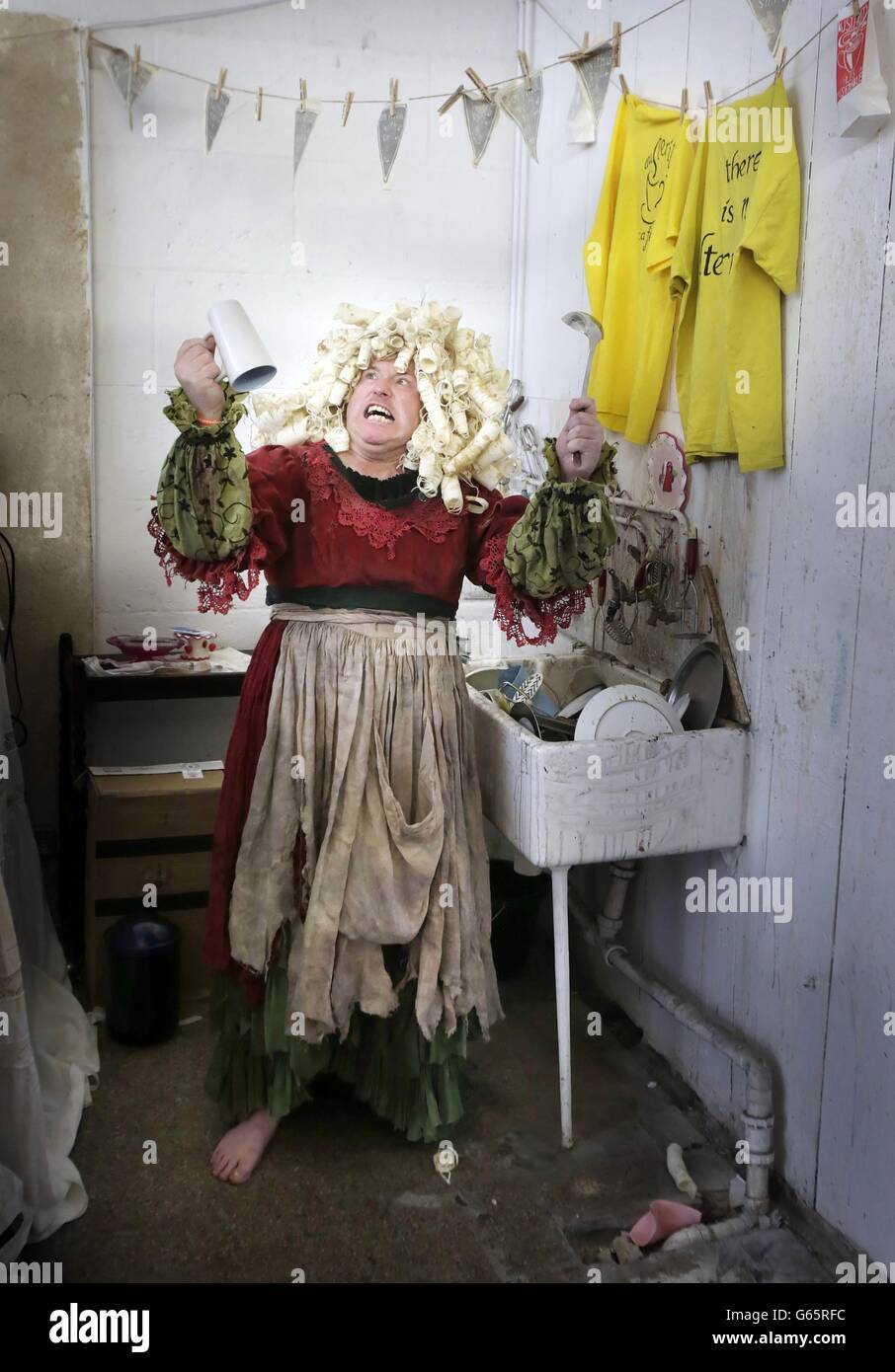 L'artista Chris Sliper assume il ruolo di Lez Miserables per la sua installazione artistica intitolata Liberty, parte della Glasgow School of Art Degree show of Sculpture and Medical product design presso la Glasgow School of Art in Scozia. Foto Stock