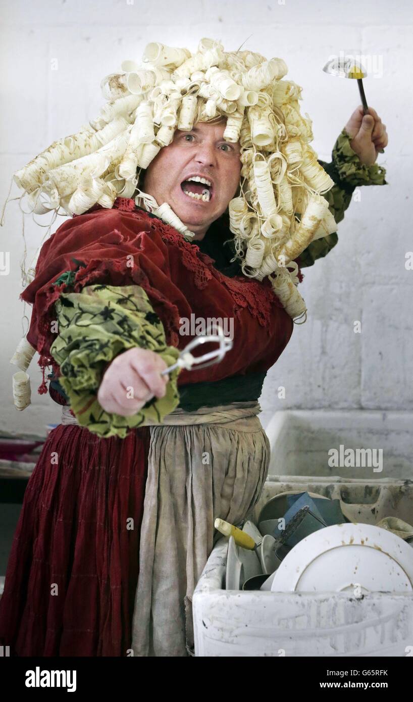 L'artista Chris Sliper assume il ruolo di Lez Miserables per la sua installazione artistica intitolata Liberty, parte della Glasgow School of Art Degree show of Sculpture and Medical product design presso la Glasgow School of Art in Scozia. Foto Stock