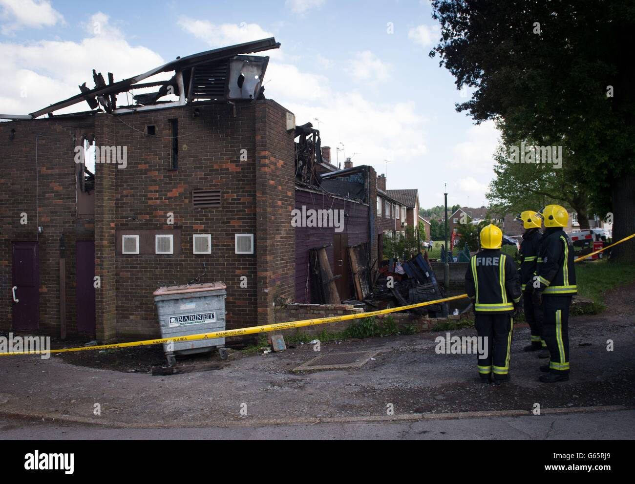 Il fuoco ha danneggiato Bravanese Center vicino Muswell Hill nel nord di Londra oggi, la polizia antiterrorismo stanno indagando sulla briciola. Foto Stock