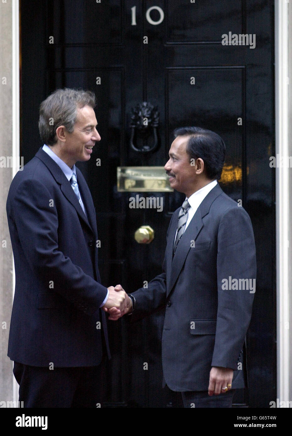Il primo Ministro Tony Blair incontra il Sultano del Brunei fuori 10 Downing Street. Foto Stock