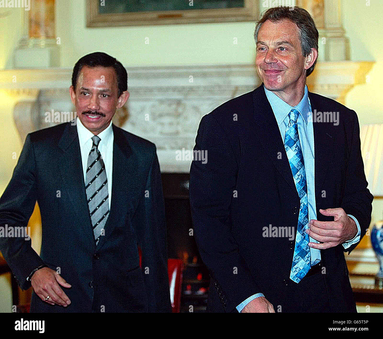 Il Sultano di Brunei, partito, con il primo ministro britannico Tony Blair a Downing Street, Londra. Foto Stock