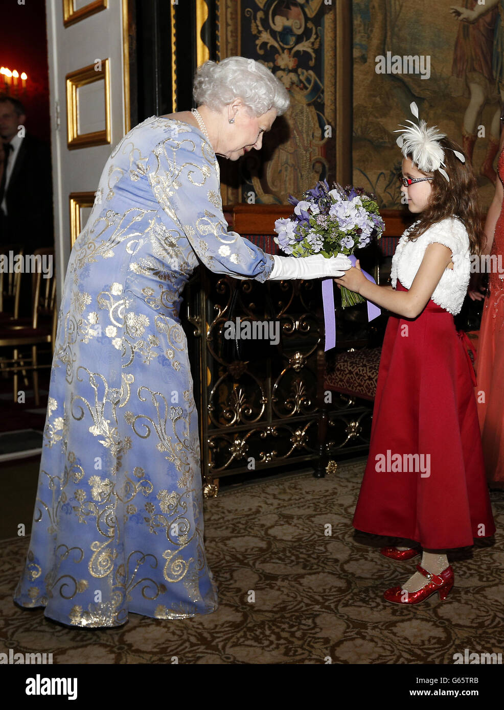 La regina Elisabetta II viene presentata con un bouquet di Maddie Stone durante un ricevimento per il Royal National Institute for the Blind tenuto a St James Palace, Londra. Foto Stock