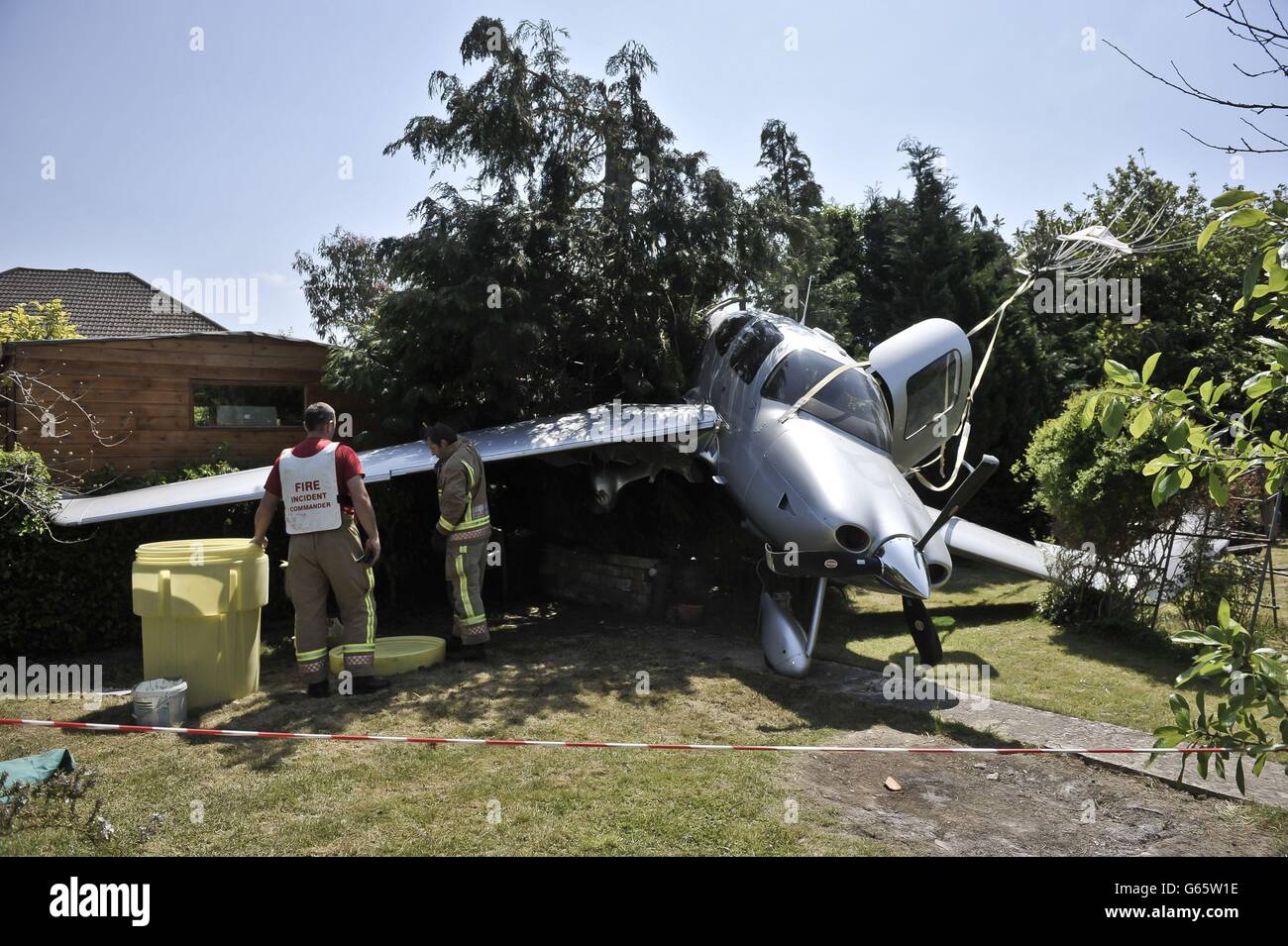 Il Cirrus monomotore dopo aver fatto un drammatico crash-atterraggio in un giardino posteriore a Cheltenham, Gloucestershire. Foto Stock