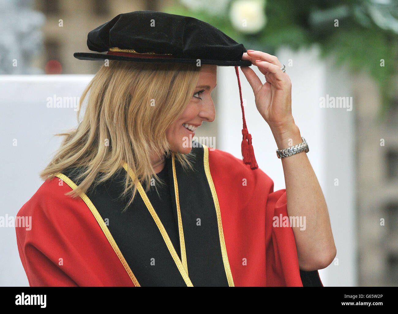 Gabby Logan sorride dopo essere stata installata come Cancelliere della Leeds Trinity University, Leeds, la città in cui è cresciuta. Foto Stock
