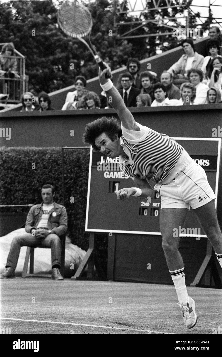 L'americano Jimmy Connors in azione con il connazionale John McEnroe nella finale del torneo di tennis Stella Artois al Queen's Club di Londra. Connors, tornando in servizio nella seconda partita, ha battuto McEnroe 7-5, 6-3. Foto Stock