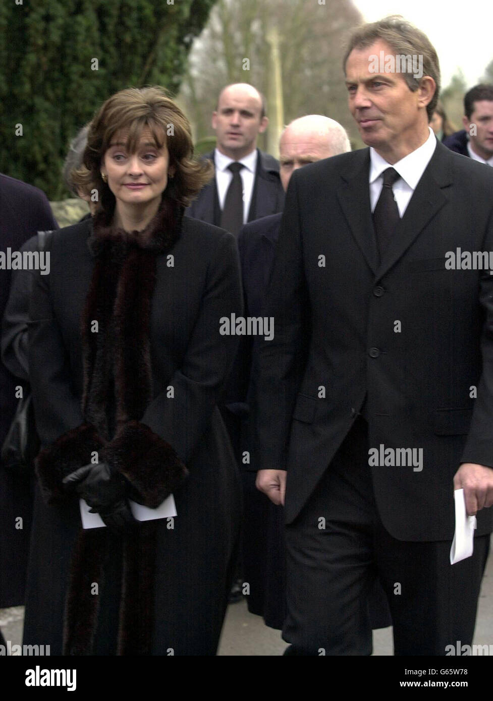 Il primo ministro Tony Blair e sua moglie Cherie, lasciano il funerale dell'ex segretario e cancelliere laburista, Lord Jenkins di Hillhead a East Hendred, Oxfordshire. * il cosiddetto nonno del nuovo lavoro morì all'età di 82 anni la domenica dopo essere crollato a casa sua a Hendre orientale. Foto Stock