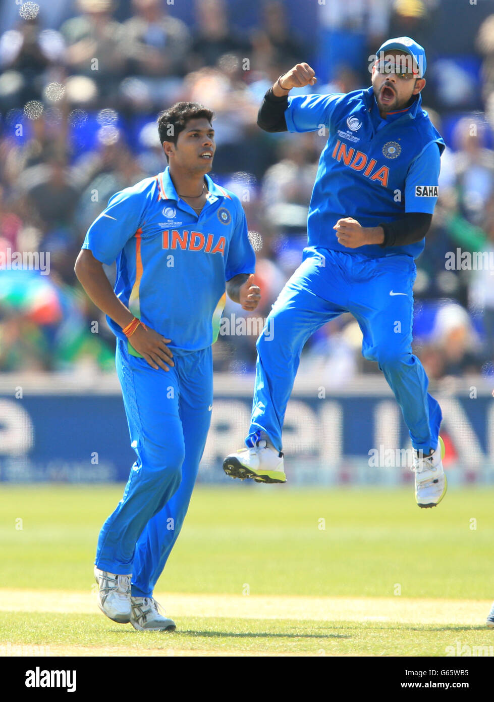 Cricket - Trofeo campioni ICC - Gruppo B - India / Sudafrica - SWALEC Stadium. Umesh Yadav dell'India celebra il cazzo di Hashim Amla del Sudafrica mentre Virat Kohli salta per la gioia Foto Stock