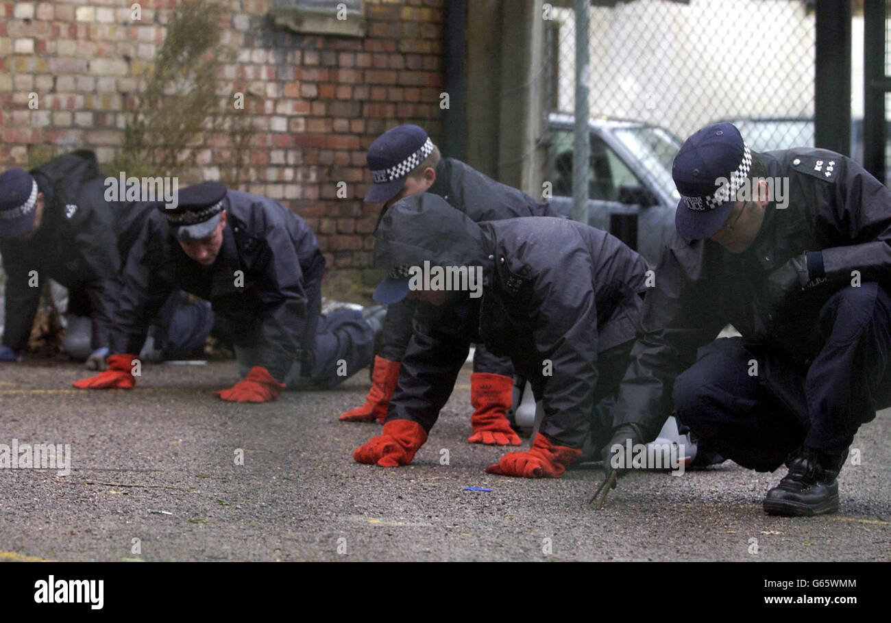 Una squadra di polizia conduce la ricerca della punta delle dita di un'area vicino a Marvin Street a Hackney. La polizia ha detto che l'assedio di Hackney era finalmente finito dopo la morte del rapitore di ostaggi che era determinato a non essere tolto vivo . * il sig. Quick ha detto che Eli Hall, che era stato messo in supremia per 15 giorni, ha dato l'indicazione che era determinato a non essere preso in vita o che avrebbe preso la vita di un ufficiale di polizia durante la lotta contro le armi. Foto Stock