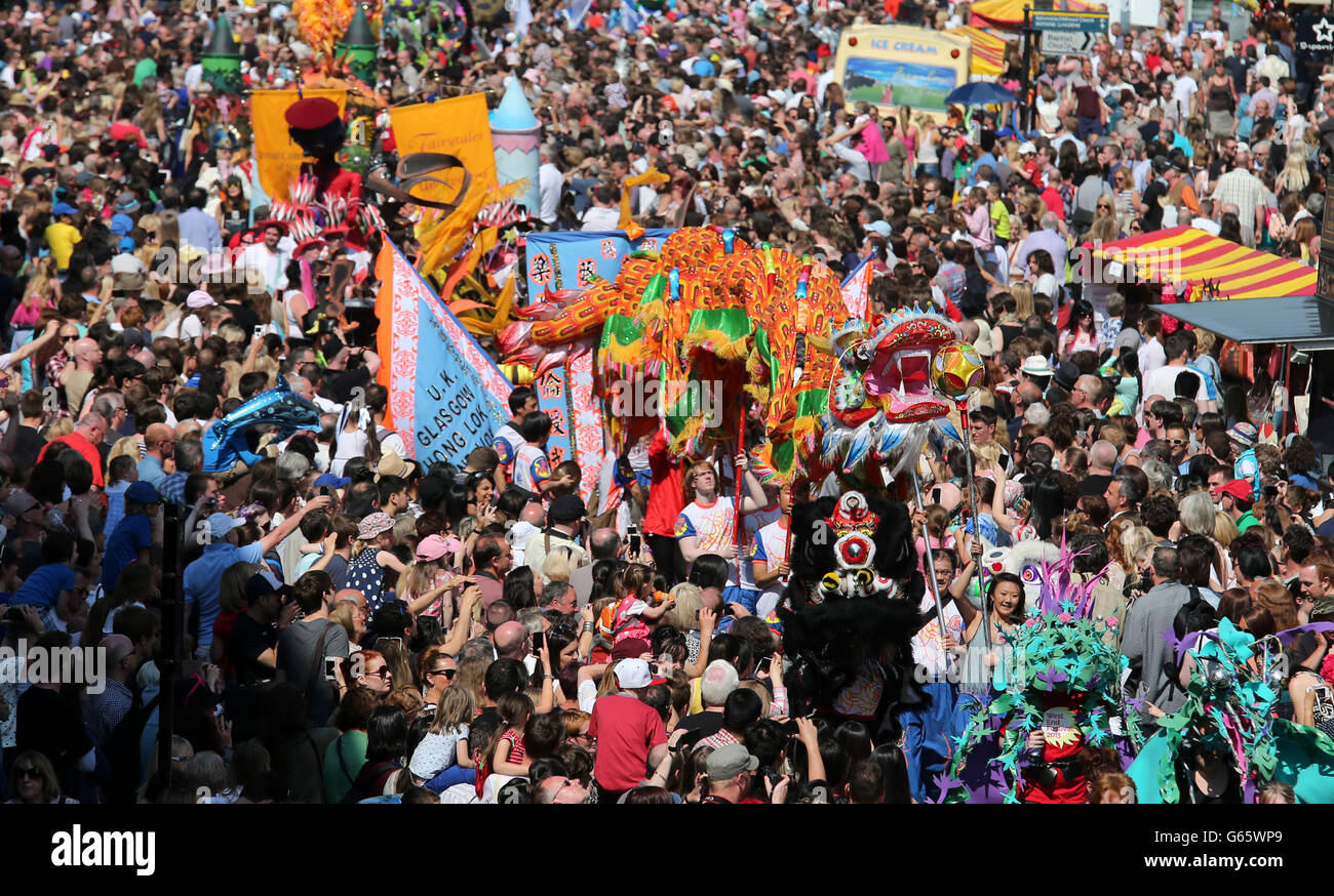 Sfilata di Mardis Gras guardata dalla folla su Byres Road a Glasgow. Circa 600 partecipanti si sono Uniti alla sfilata di strada per dare il via al West End Festival, dove si prevede che vi parteciperanno circa 70,000 persone. Foto Stock