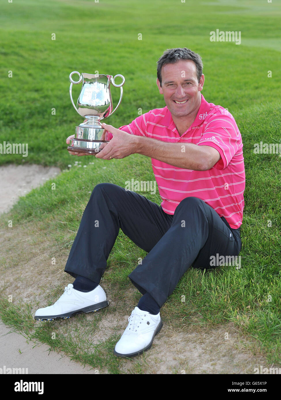 Paul Wesselingh con il trofeo dopo aver vinto il campionato SPS HAMA PGA Seniors alla De Vere Mottram Hall, Mottram St Andrew. Foto Stock