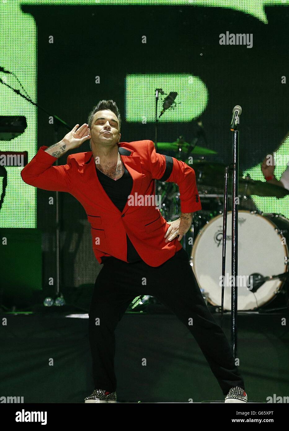 Robbie Williams durante il Summertime Ball della capitale FM al Wembley Stadium, Londra. Foto Stock