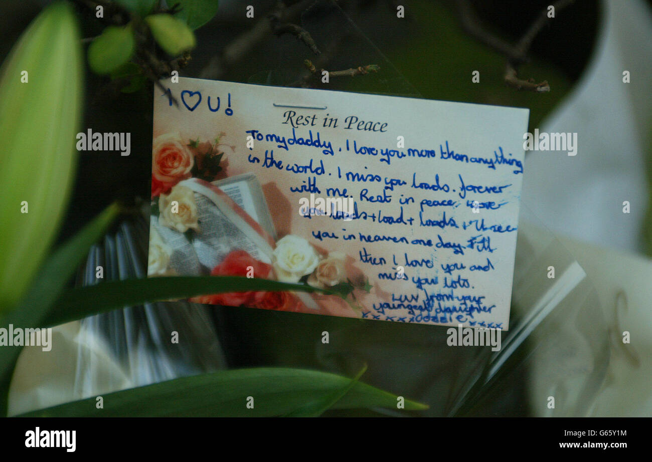 Il messaggio lasciato da Corinn Oake sulla scena di Crumpsall Lane, dove suo padre morì. La DC Oake è stata pugnalata durante l'raid antiterrorismo a Manchester. * il signor Oake è stato ucciso e quattro altri ufficiali sono stati feriti in quanto tre sospetti di origine nordafricana, di 23, 27 e 29 anni, sono stati arrestati in un appartamento a Crumpsall, a nord di Manchester. Foto Stock