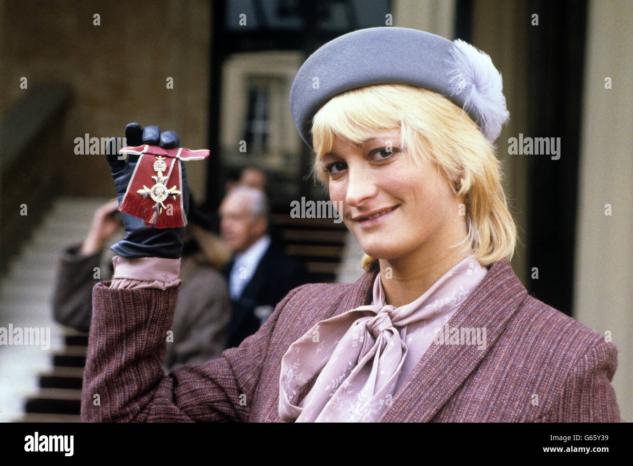 L'atleta britannica Donna Hartley a Buckingham Palace, dove ha ricevuto un MBE dalla regina. Ha vinto due medaglie d'oro nei Giochi del Commonwealth 1978 per le gare individuali e a relè di 400 m. Foto Stock